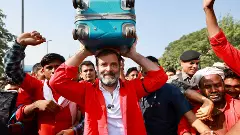 ‘Bharat Jodo continues’: Rahul Gandhi interacts with porters at Delhi station