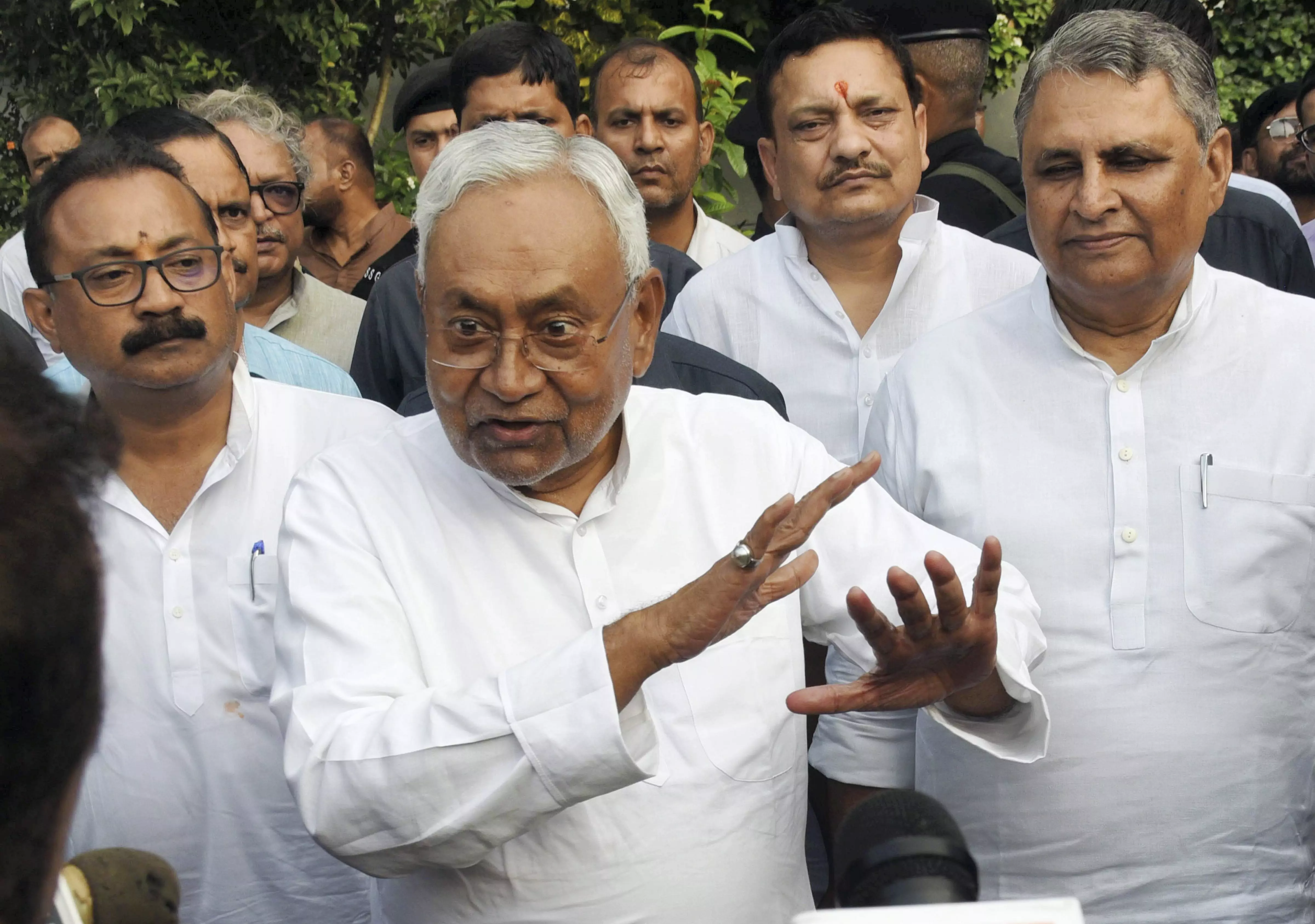 Bihar: Nitish turns up at Raj Bhavan high tea on Republic Day, Tejashwi skips