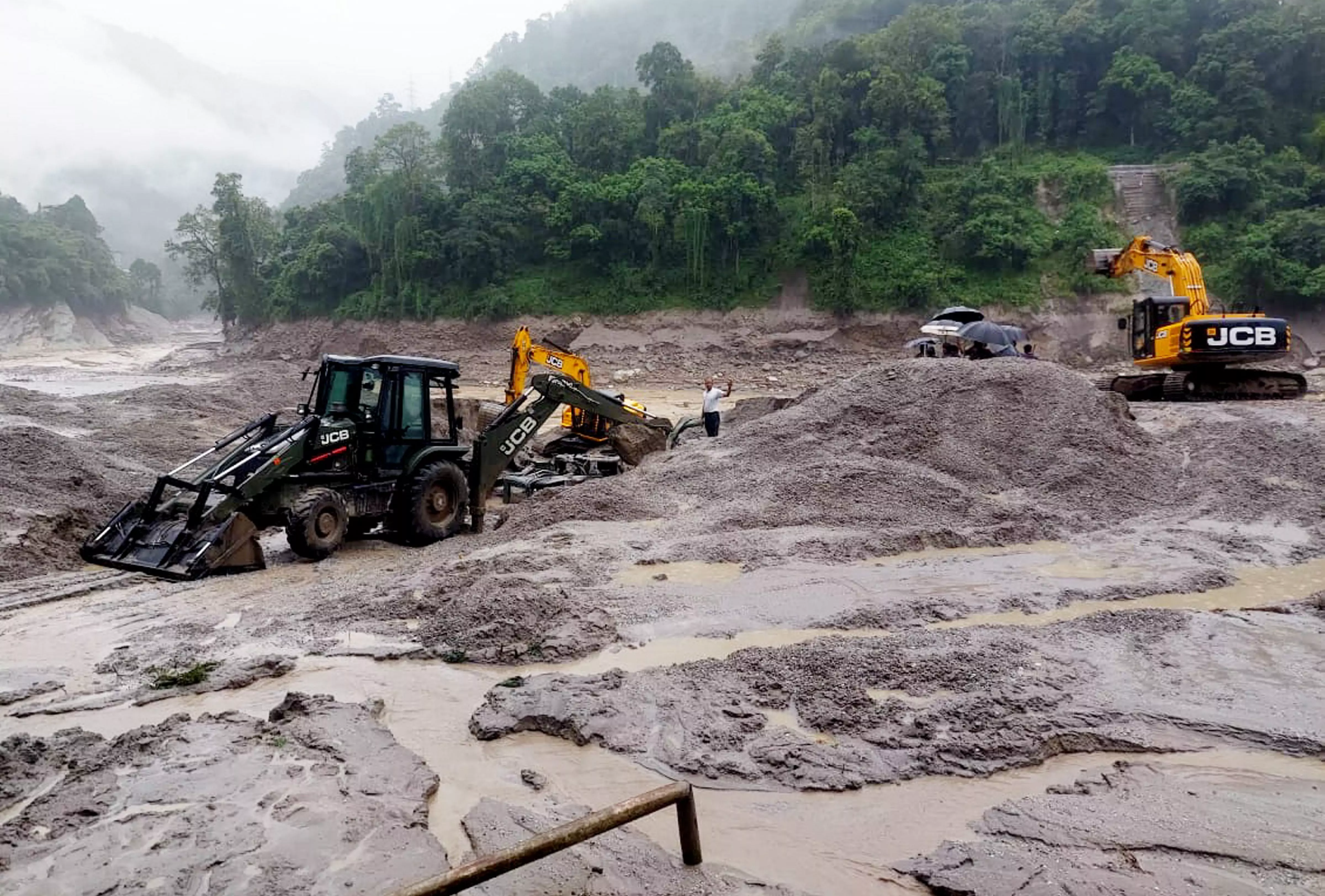 Sikkim flash flood: Toll rises to 18; NDRF team to rescue people trapped in tunnels