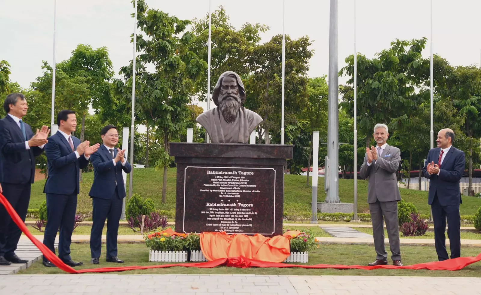 EAM Jaishankar unveils Rabindranath Tagore’s bust in Vietnam