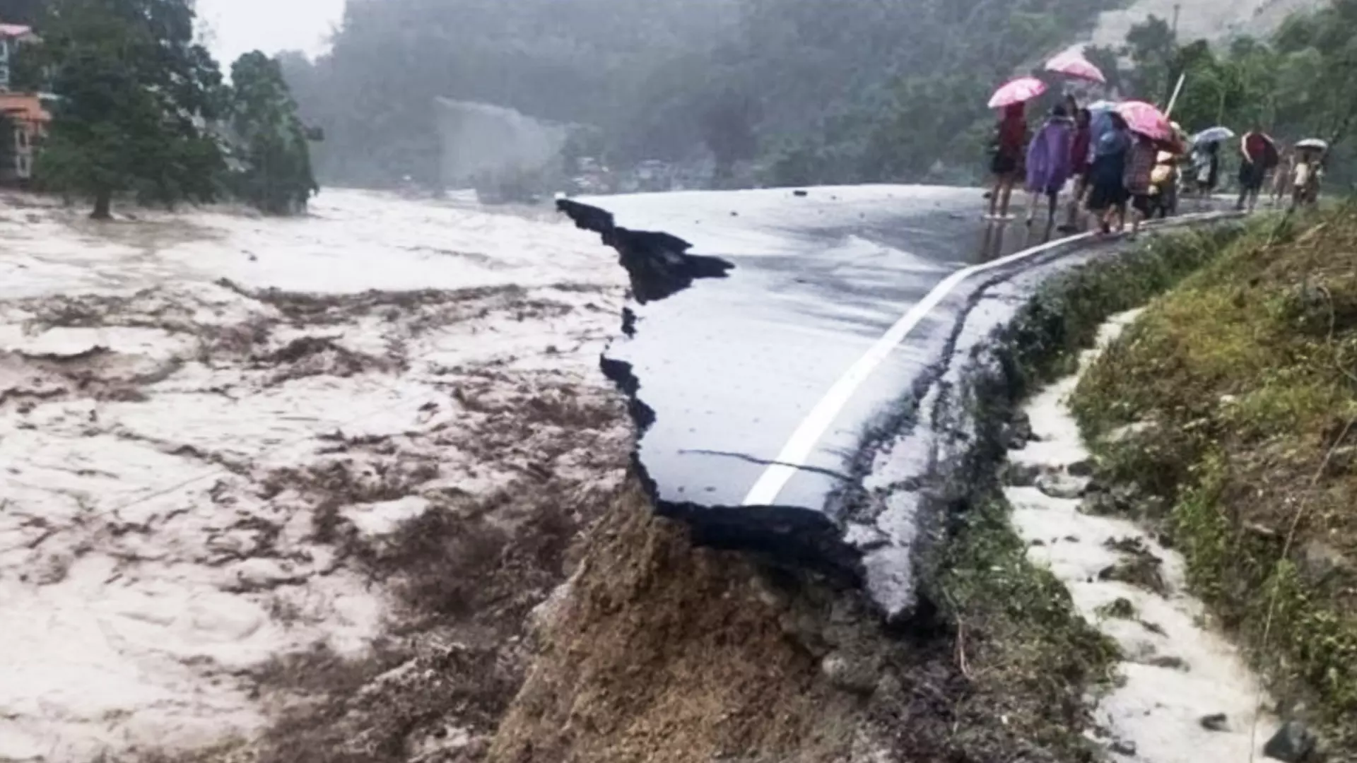 The caved in portion of NH 10 in Setijhora. 