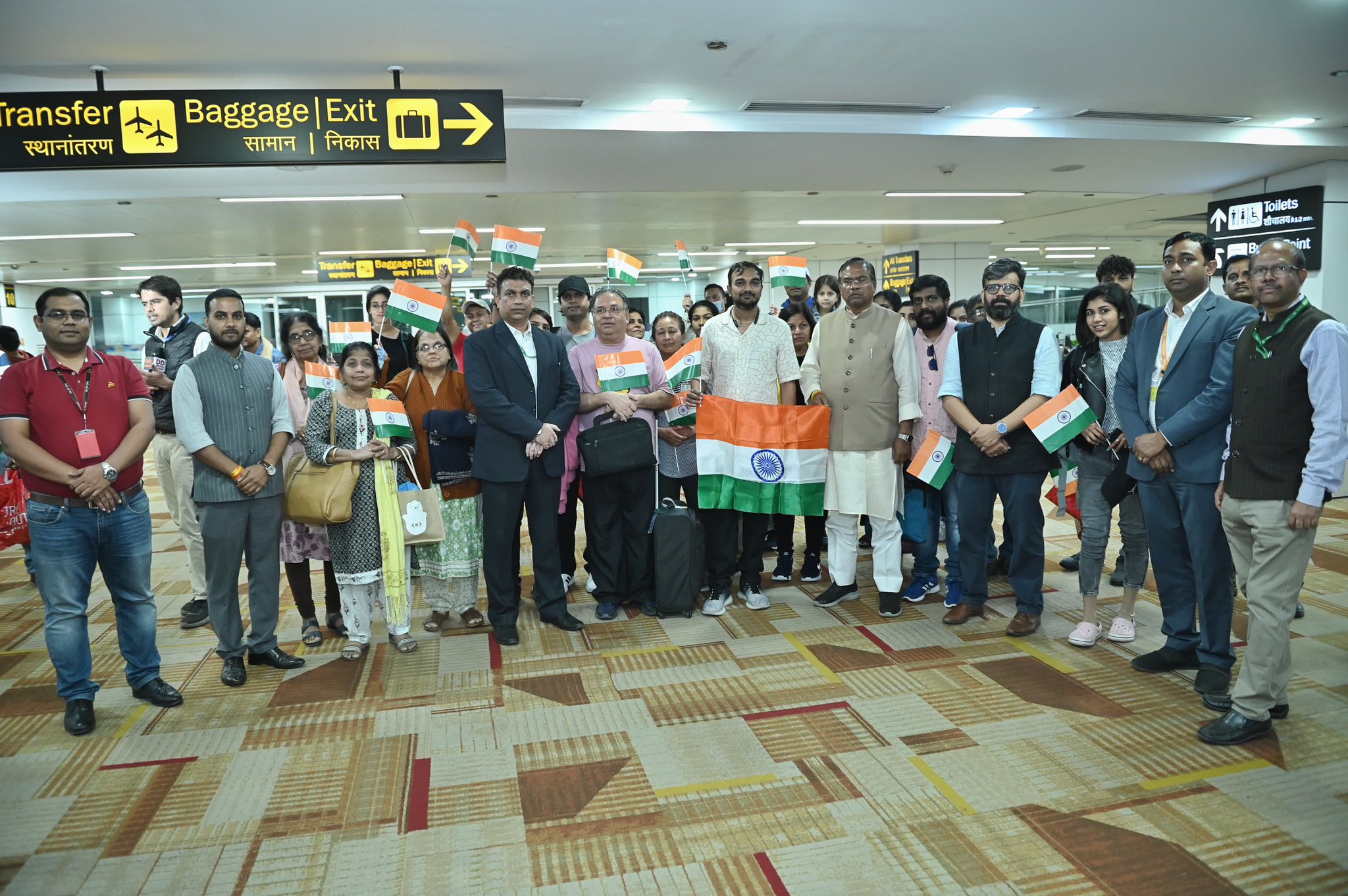 India brings back 143 people from Israel