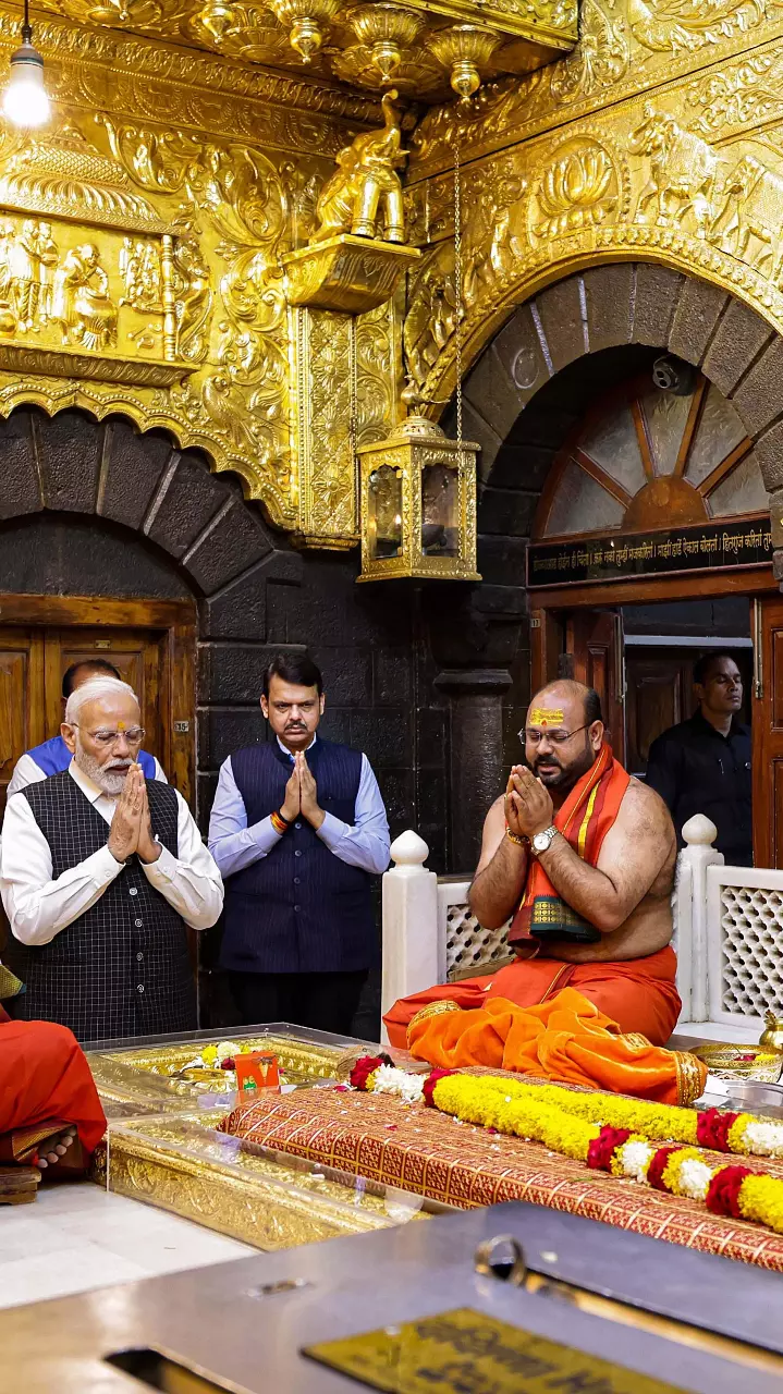 PM visits Shirdi Sai Baba temple