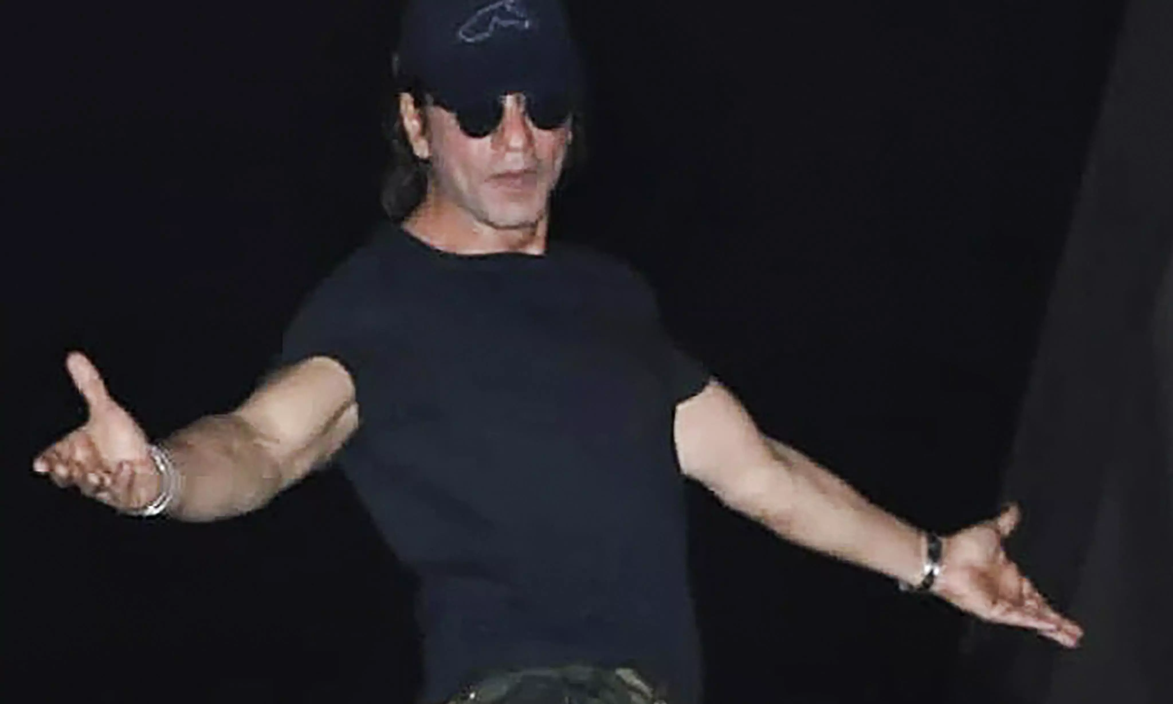 I live in a dream of your love: SRK to fans camping outside Mannat on birthday