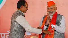 PM Narendra Modi and Madhya Pradesh CM Shivraj Singh Chouhan at a poll meeting in Ratlam on November 4 | PTI