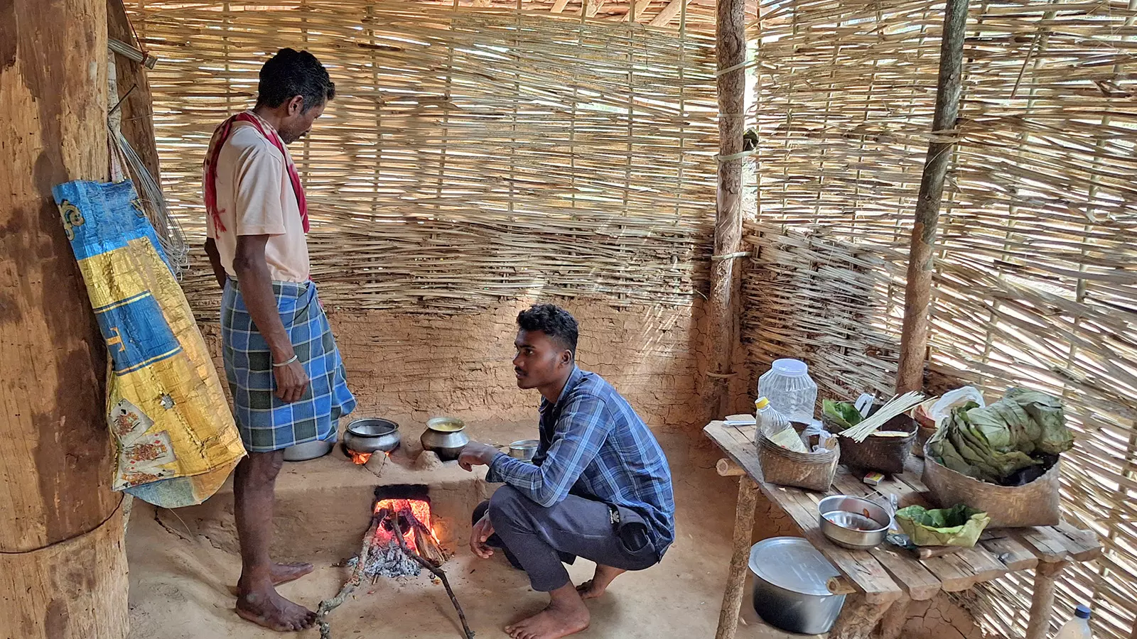 Members of the van prabandhan samiti prepare a meal at their hut on the Machkot-Machamal border. Photo: Puneet Nicholas Yadav