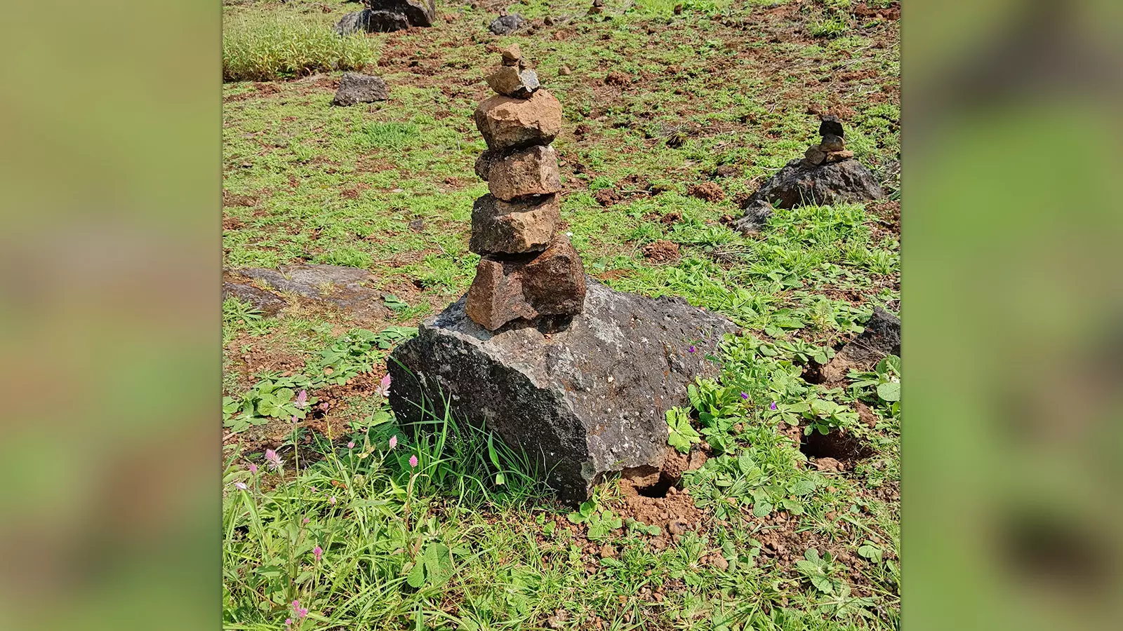 At the fort, there is an area where stacked stones in different sizes are seen. People stack stones to fulfil their wishes. 
