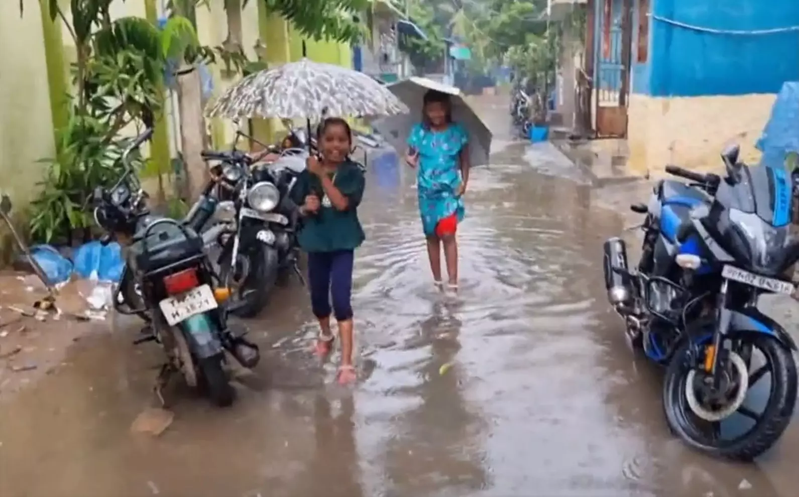Heavy rains lash Tamil Nadu; schools declare holiday in many districts