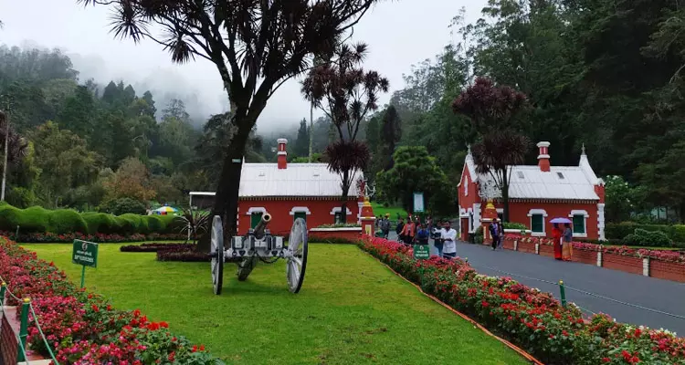 Ooty: Tourists have a free run while locals gasp for public space