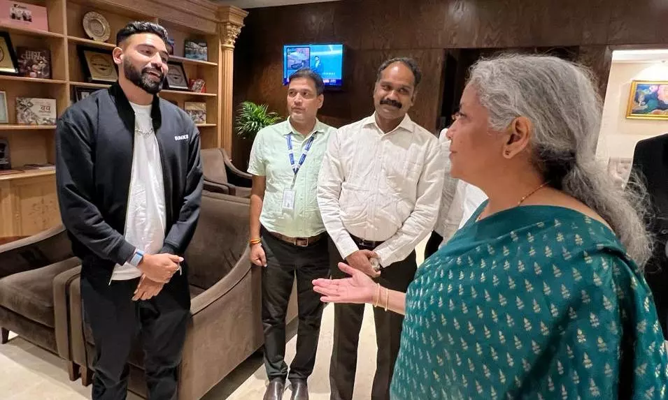 Sitharaman meets pacer Siraj in Hyderabad, congratulates him for team’s effort