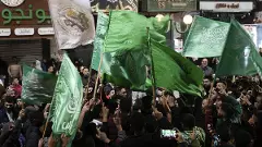 Palestinian prisoners arrive in West Bank town; Israeli hostages return home