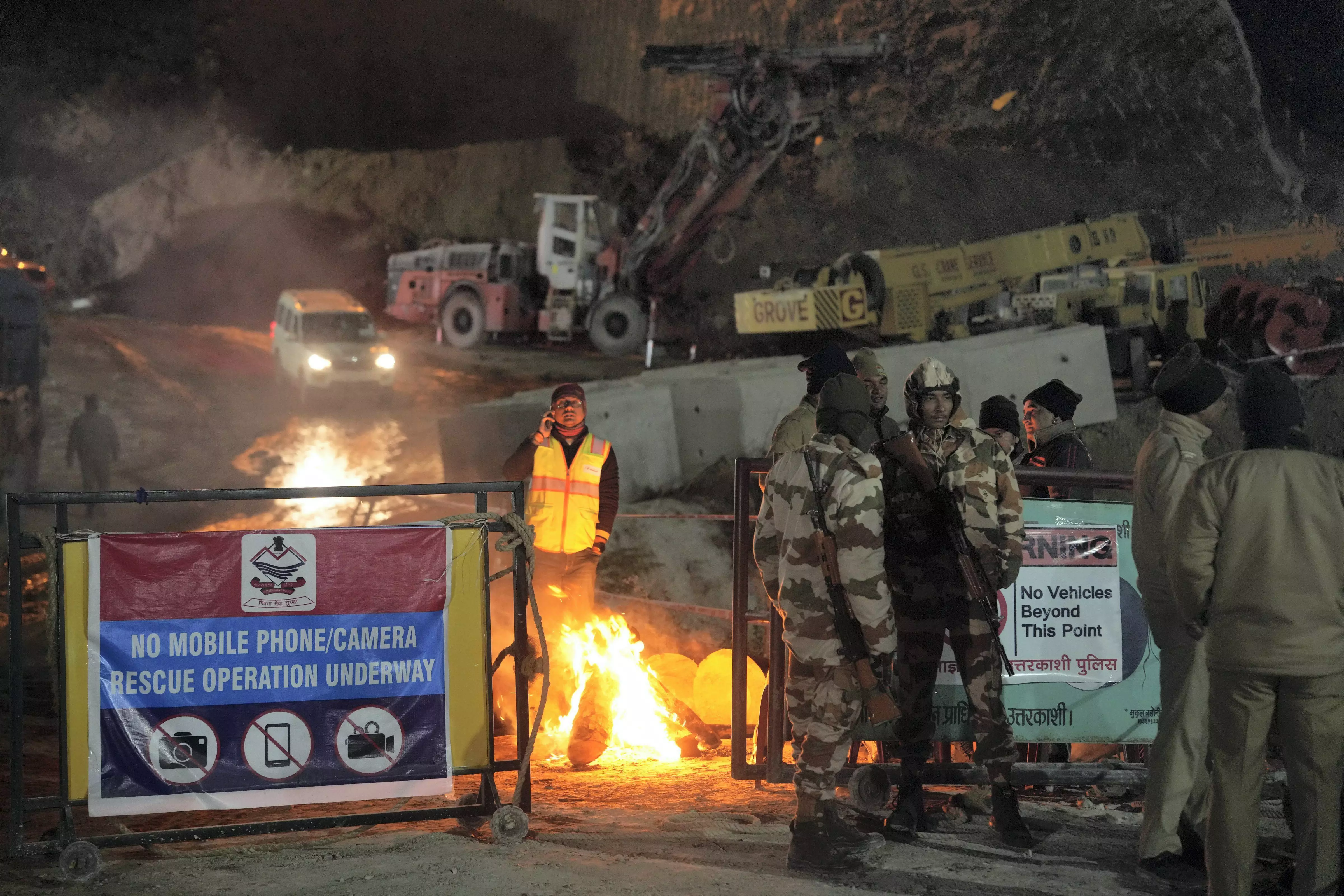 Silkyara tunnel collapse: Auger drill stuck in rubble; experts mull alternatives, rescue to be delayed