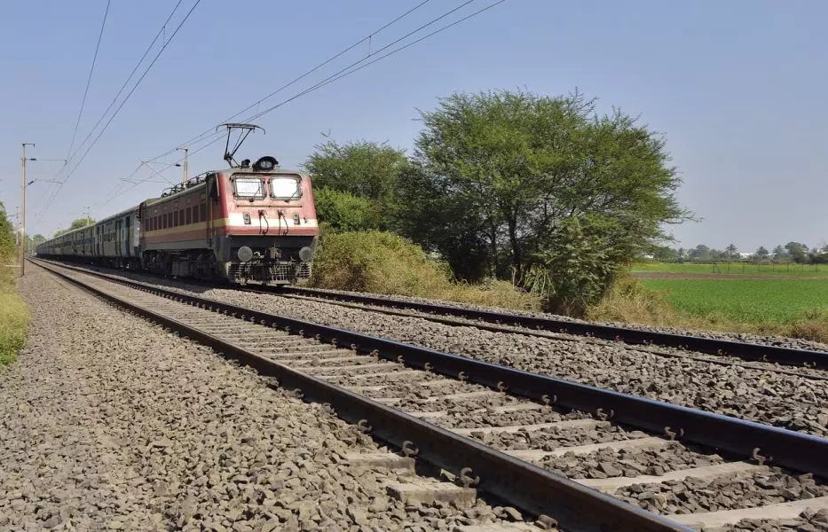 Jharkhand, Bokaro, train accident averted, tractor crash
