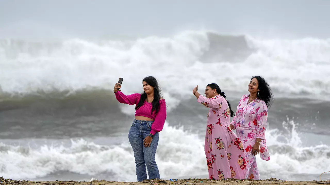 Marina Beach, Chennai, Cyclone Michaung