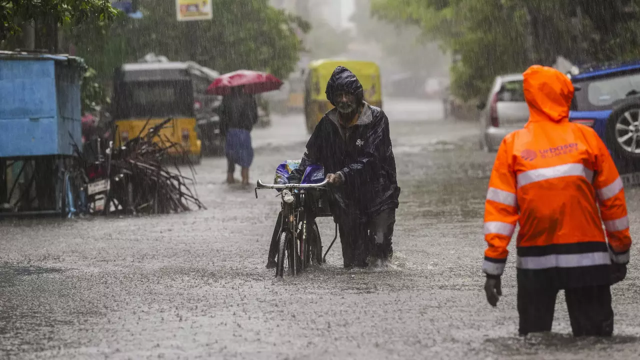 Cyclone effect: Heavy rain batters Chennai; flights diverted; holiday declared
