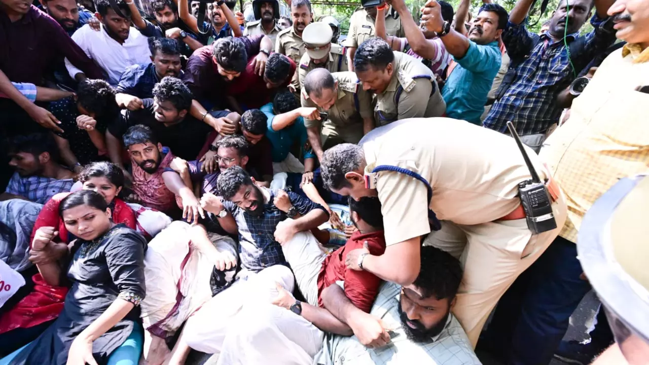 Kerala: SFI stops entry of Senate members at Calicut University over RSS links