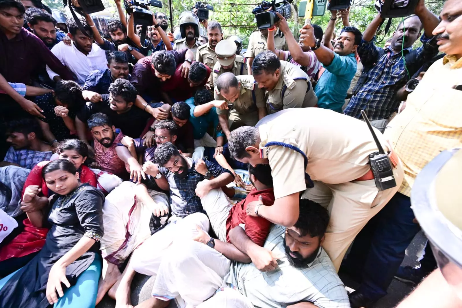 Kerala: SFI stops entry of Senate members at Calicut University over RSS links