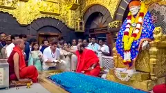 Shah Rukh Khan visits Shirdi Saibaba temple with daughter Suhana