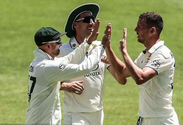 Josh Hazlewood, Nathan Lyon