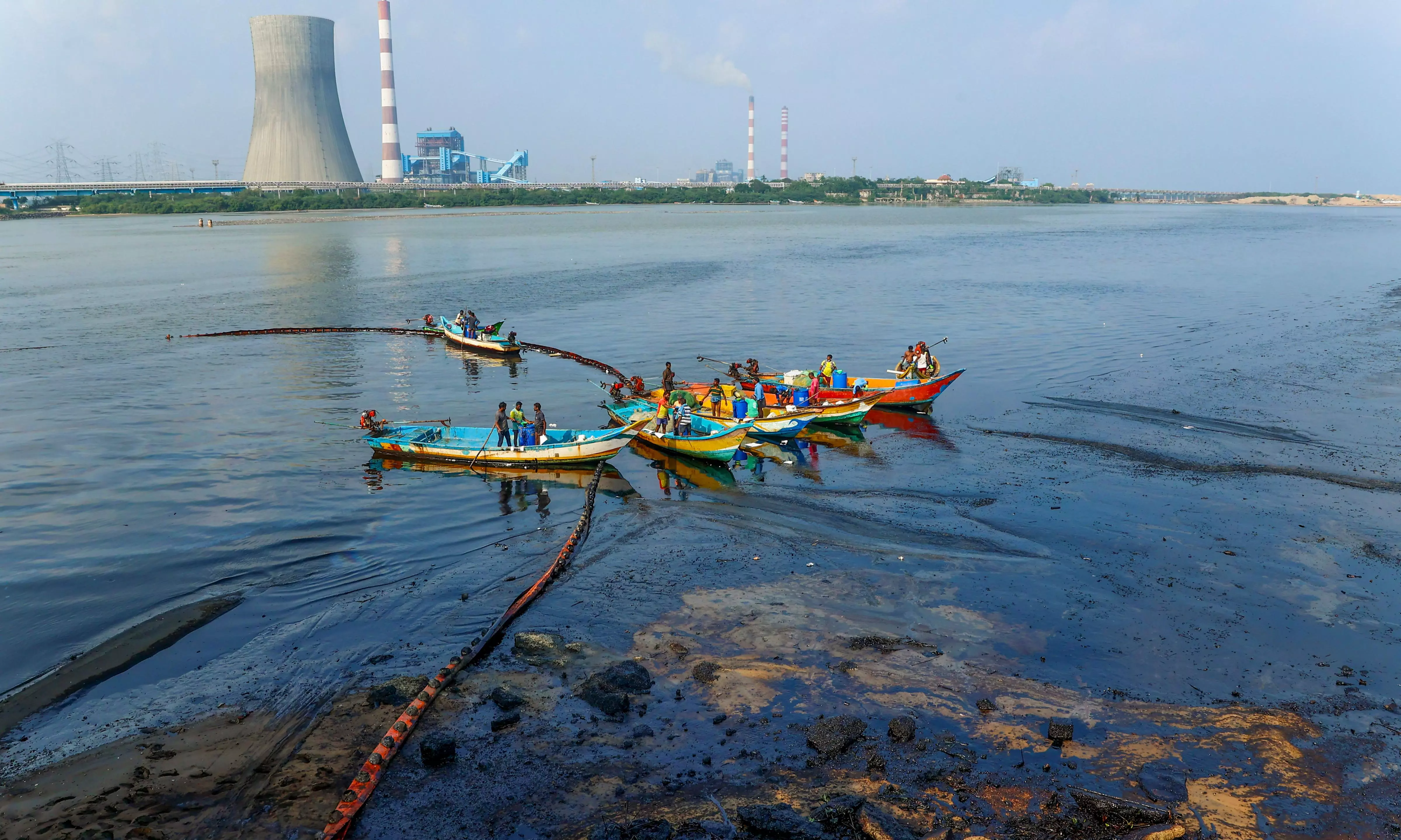 Tamil Nadu | Oil trapped in Ennore creek area, no egress: Coast Guard