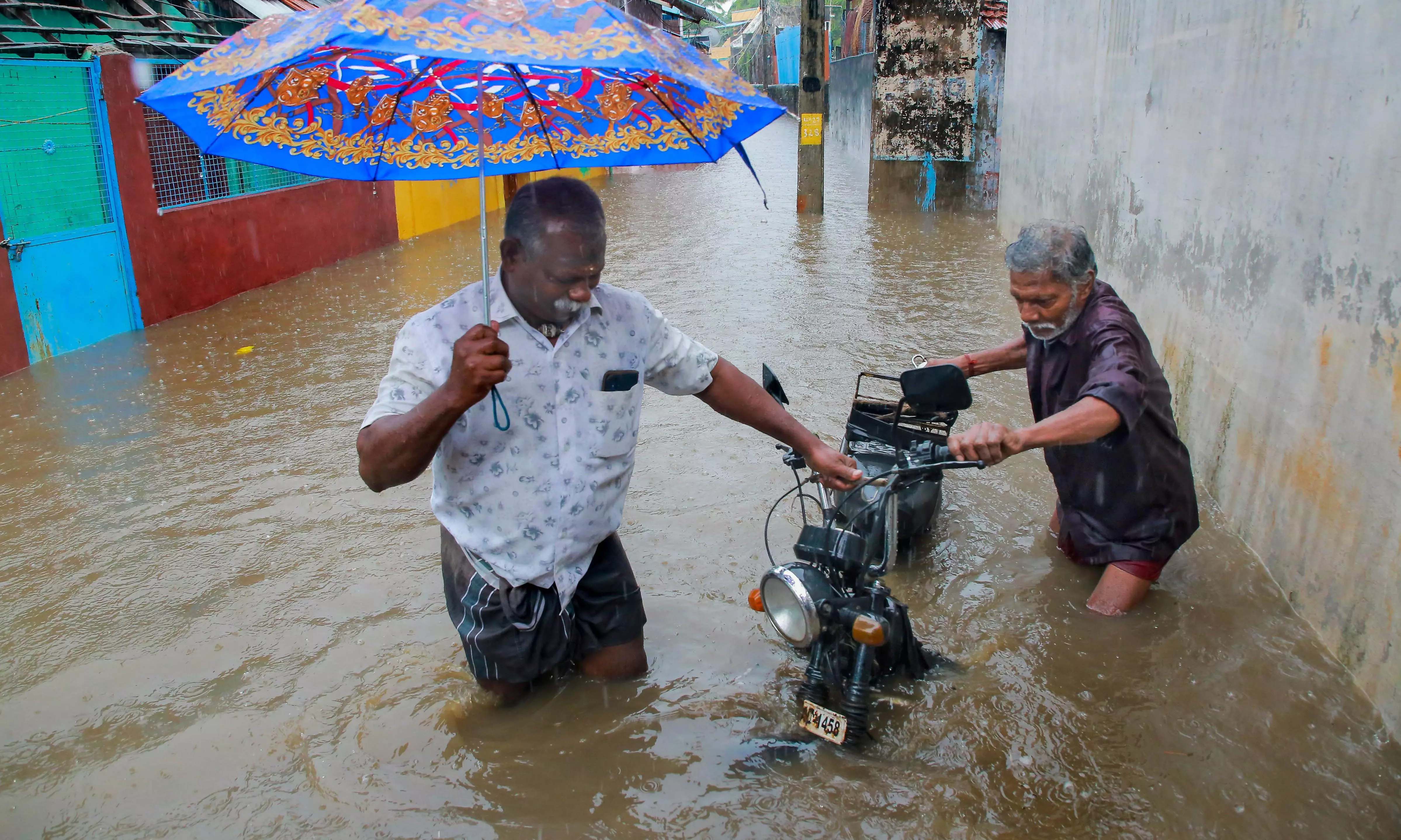 Tamil Nadu floods: 800 train passengers stranded at Srivaikuntam