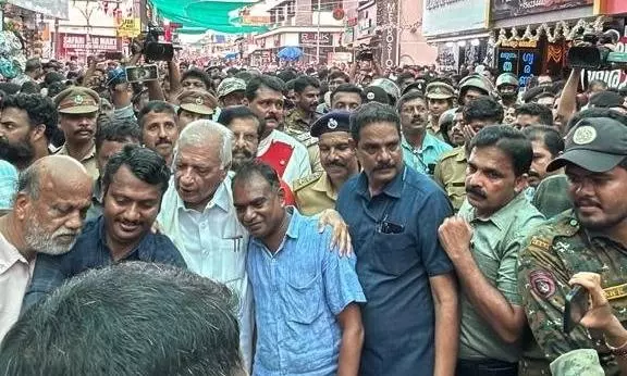 Kerala Guv-govt row: CM Vijayan chides Khan over stroll through busy street