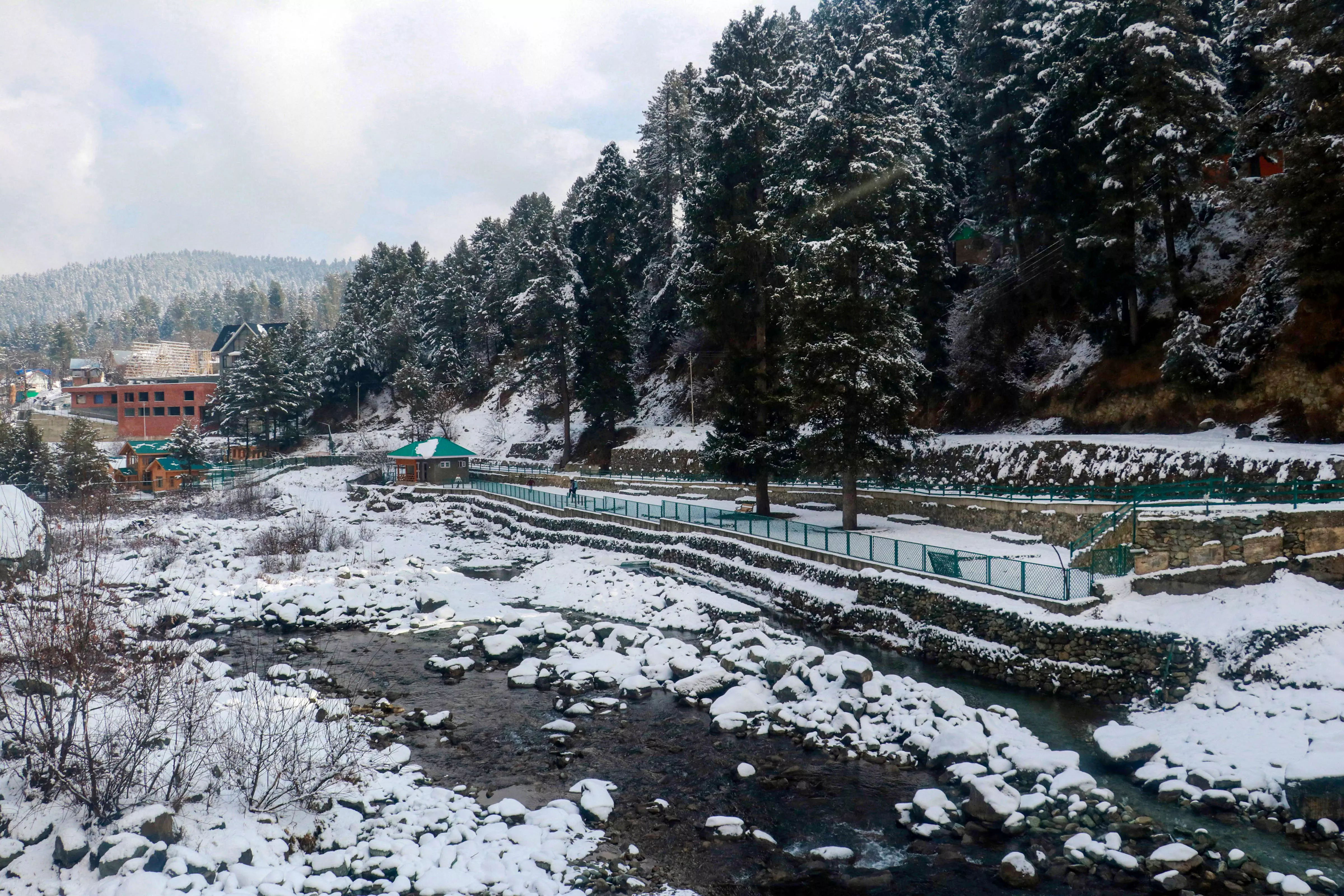 Snowfall at Chilla-i-Kalan fag-end brings cheer to Kashmir tourism sector