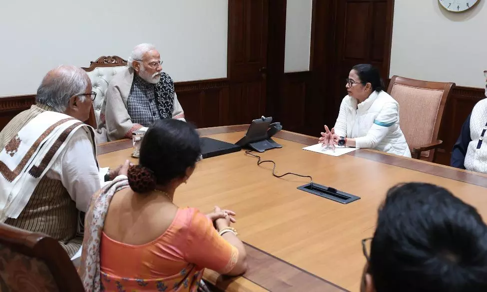 Mamata meets Modi, demands release of central funds for West Bengal