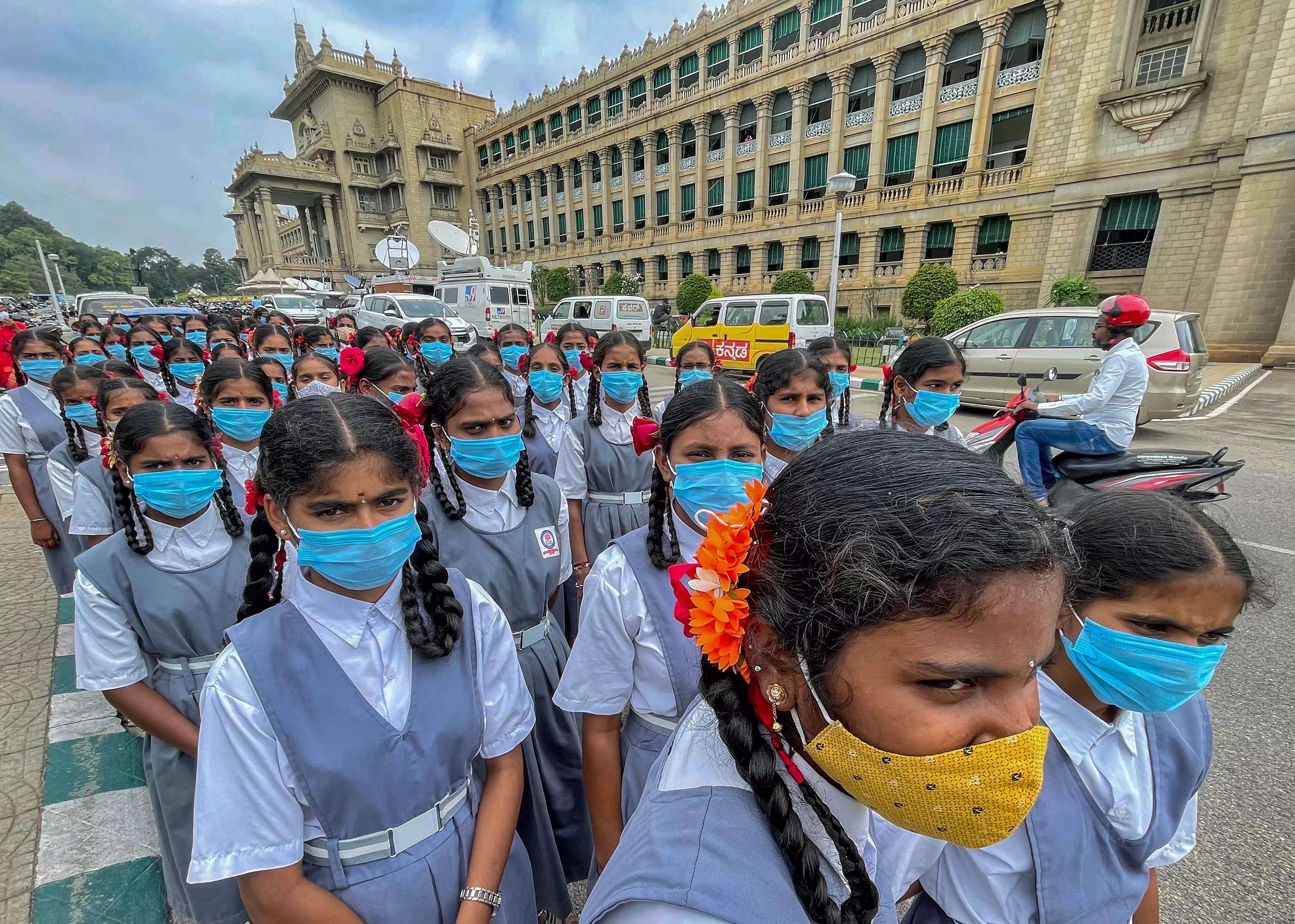 COVID-19, Bengaluru, school students wear masks