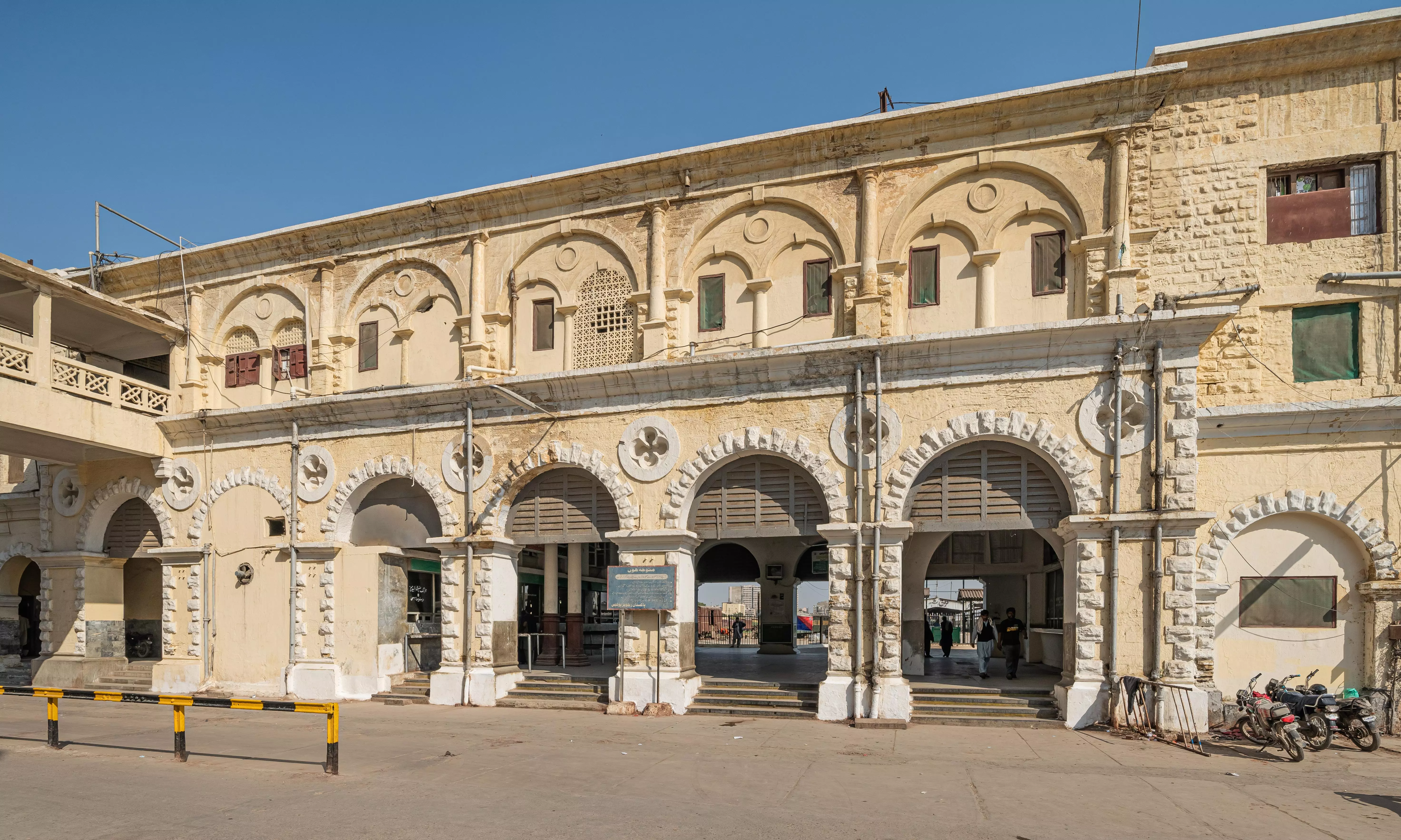 Explosive device discovered on train at Karachis Cantt railway station, defused