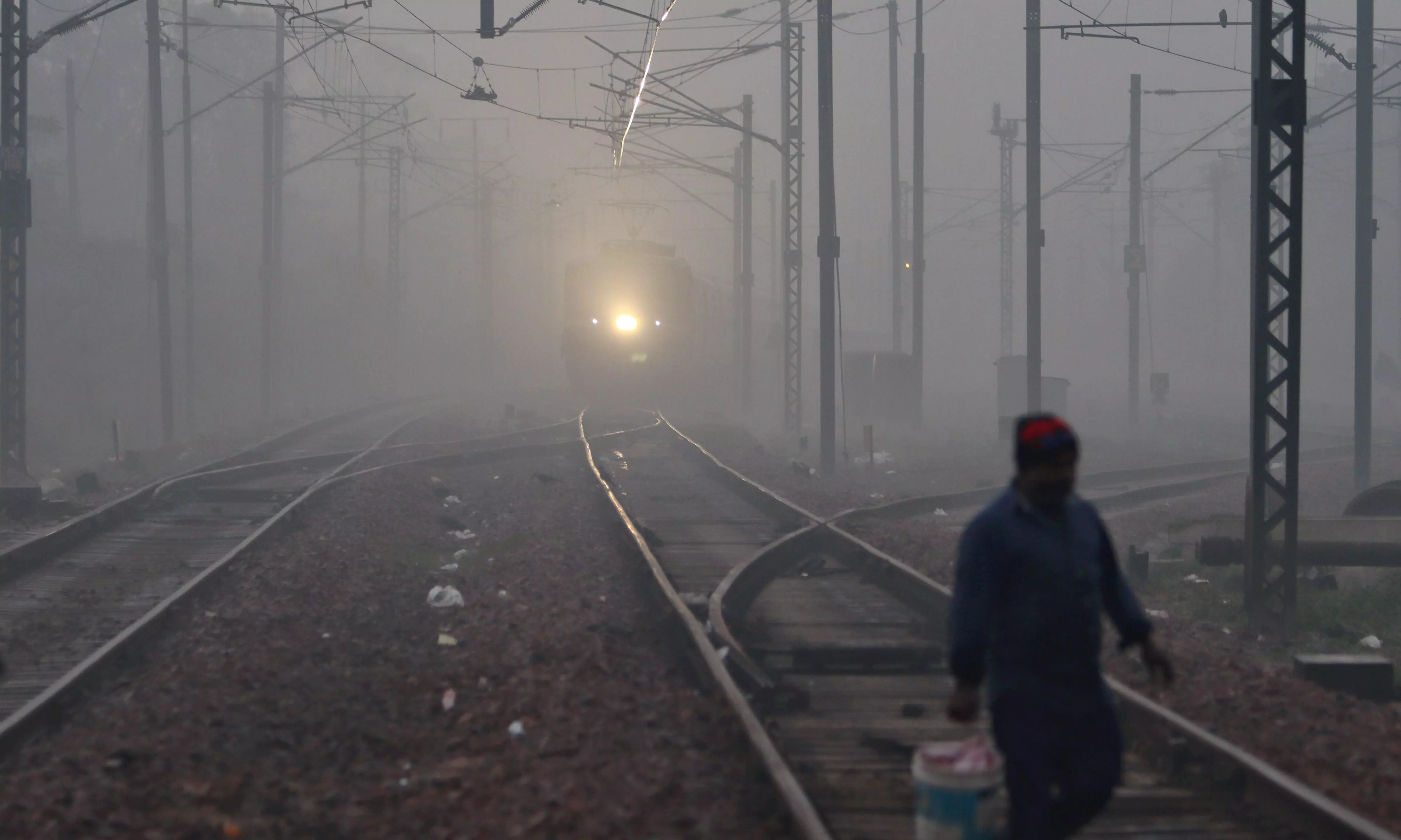 Dense fog envelops Delhi; flights diverted due to inclement weather
