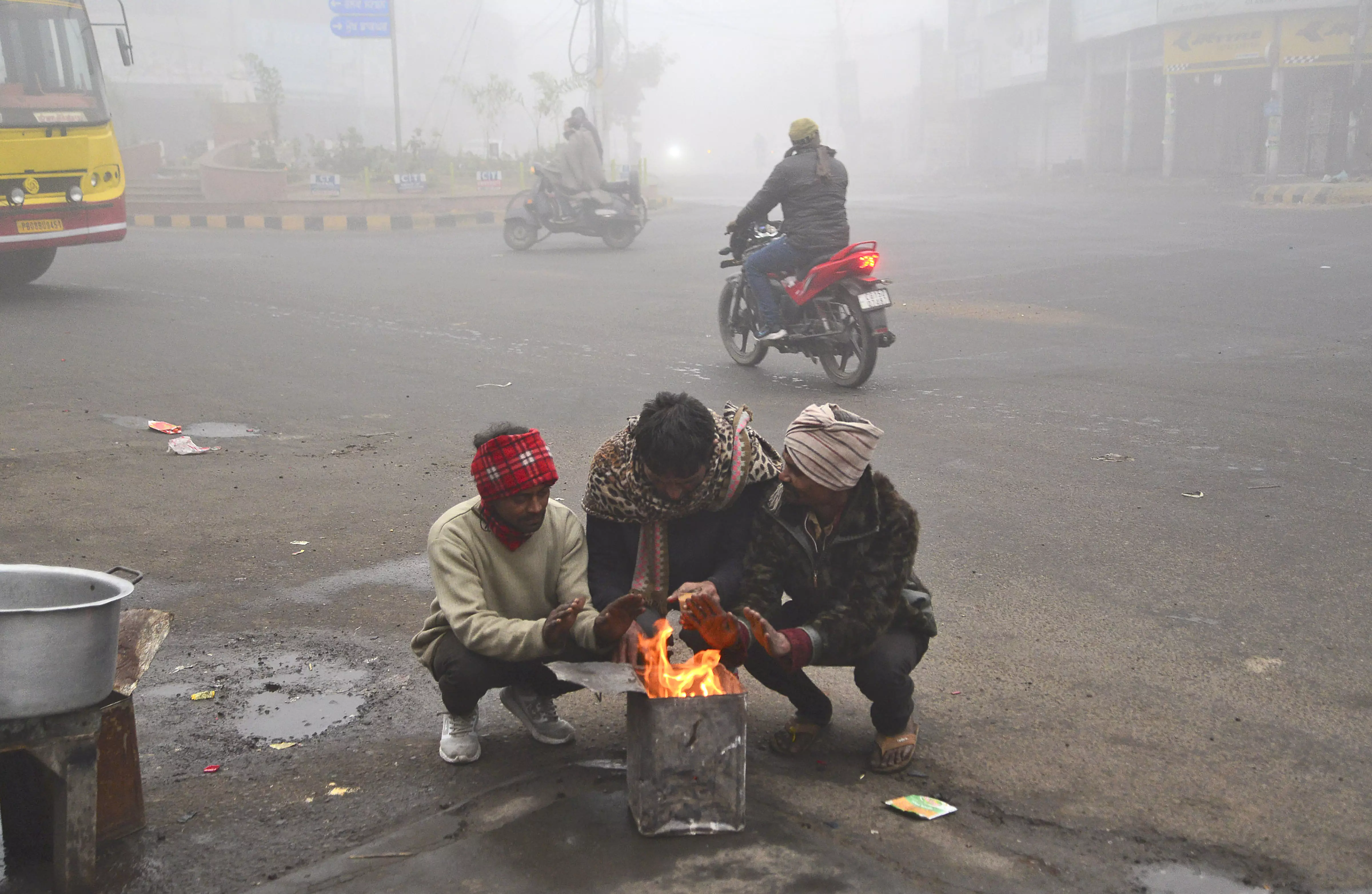 Dense fog envelopes Punjab, Haryana, disrupts normal life