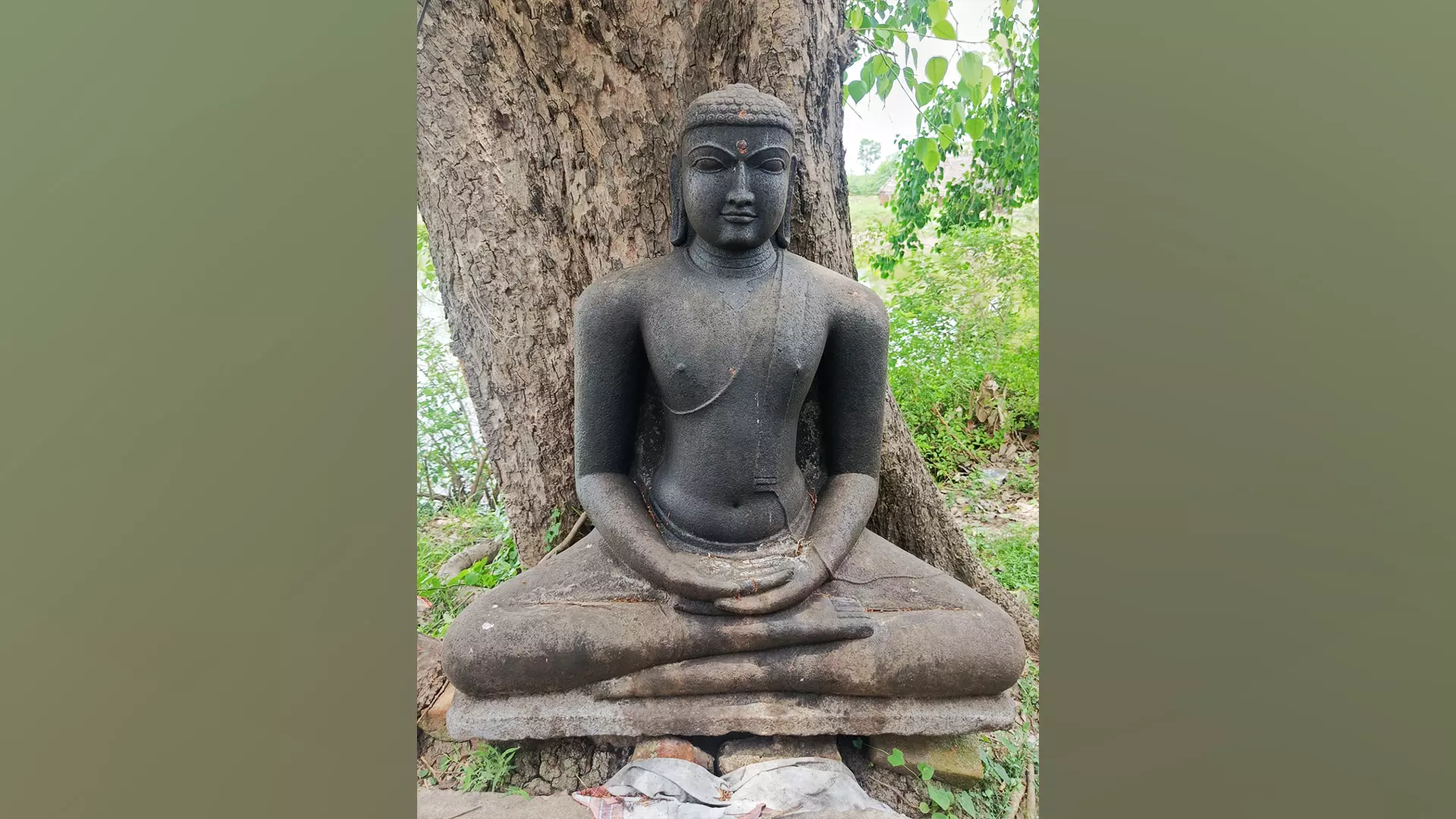 A Buddha statue in Puthur, Tiruvarur district of Tamil Nadu.