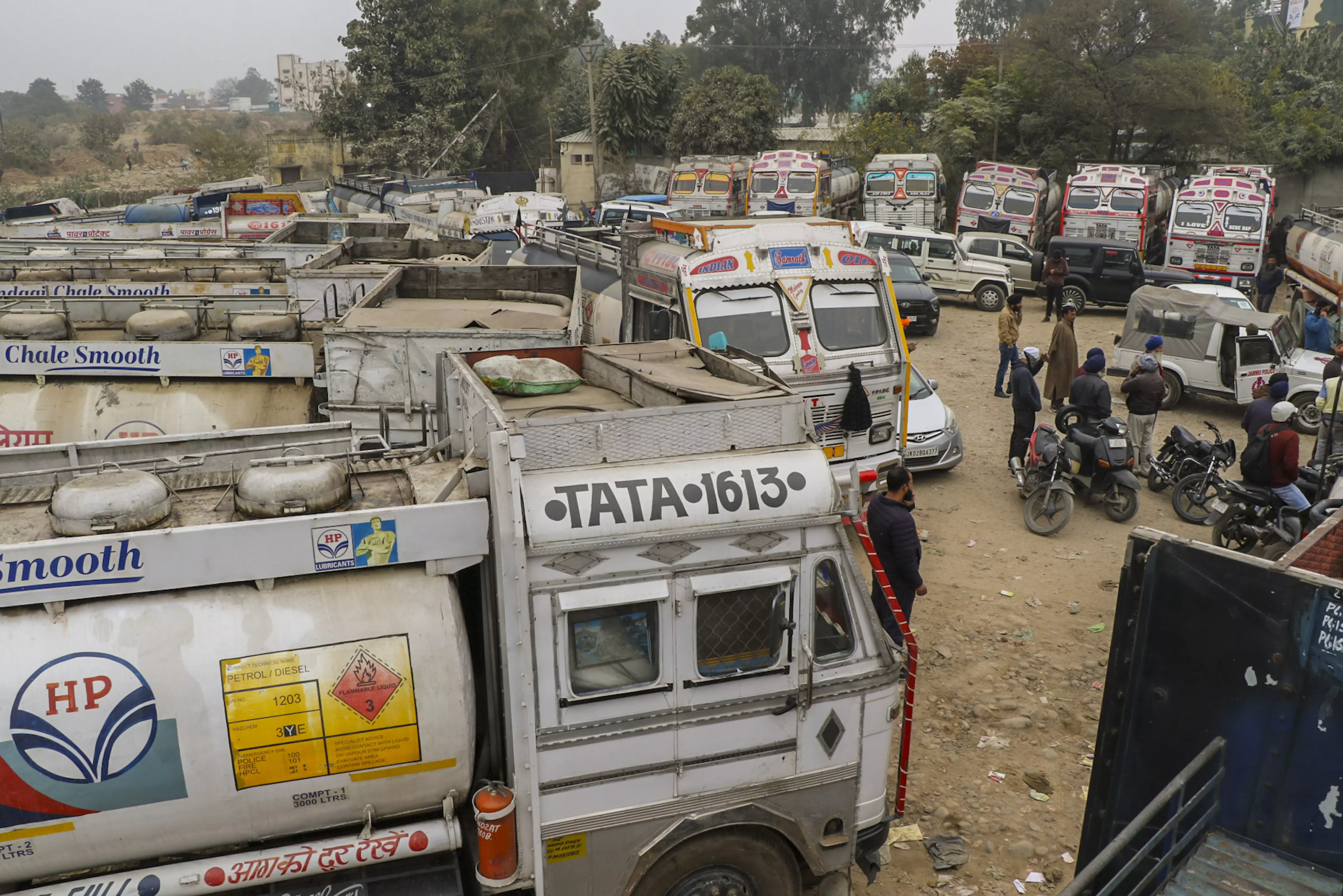 Truckers’ strike: panic fuel buying in Maharashtra amid fear of shortage