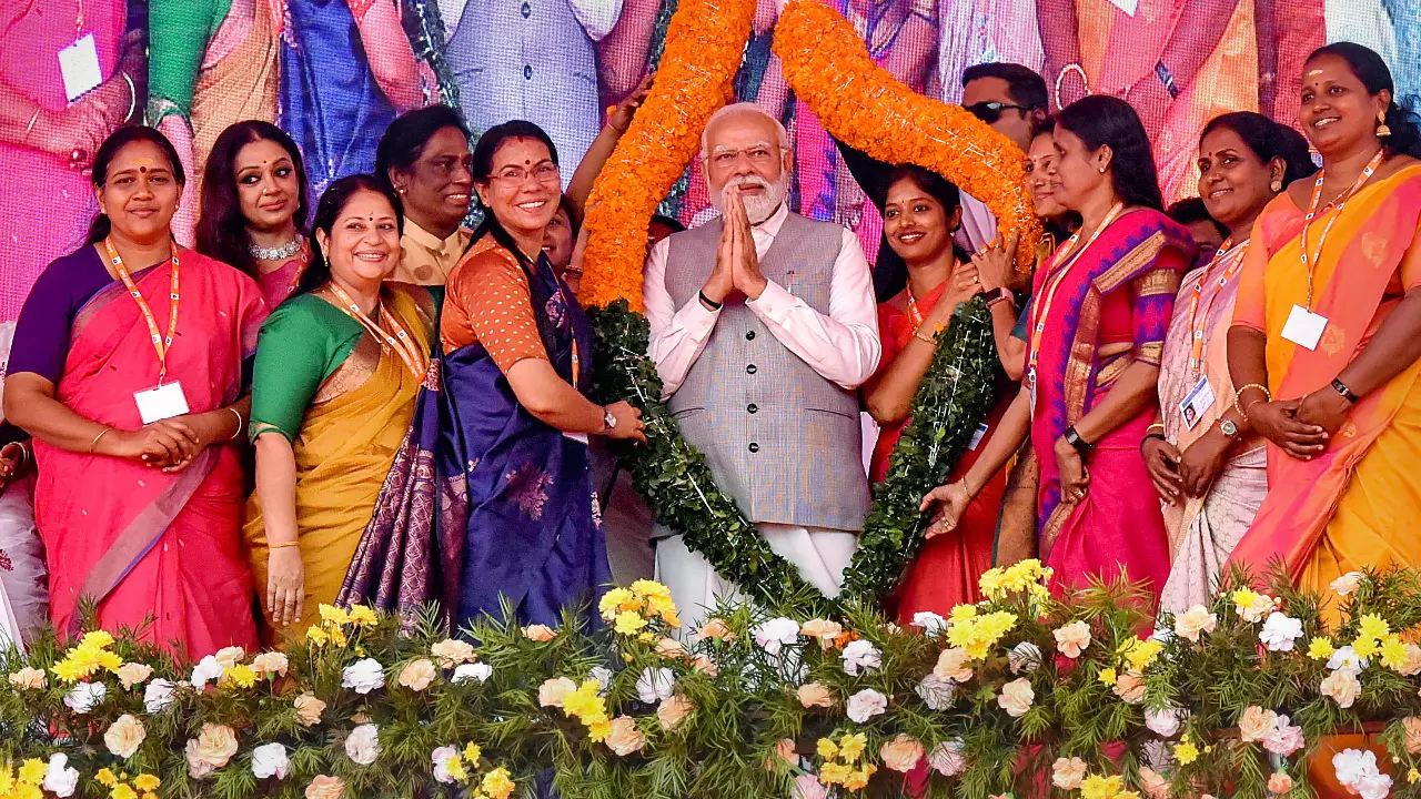 Tension in Thrissur as BJP objects to Youth Congress-KSU action at Modis stage