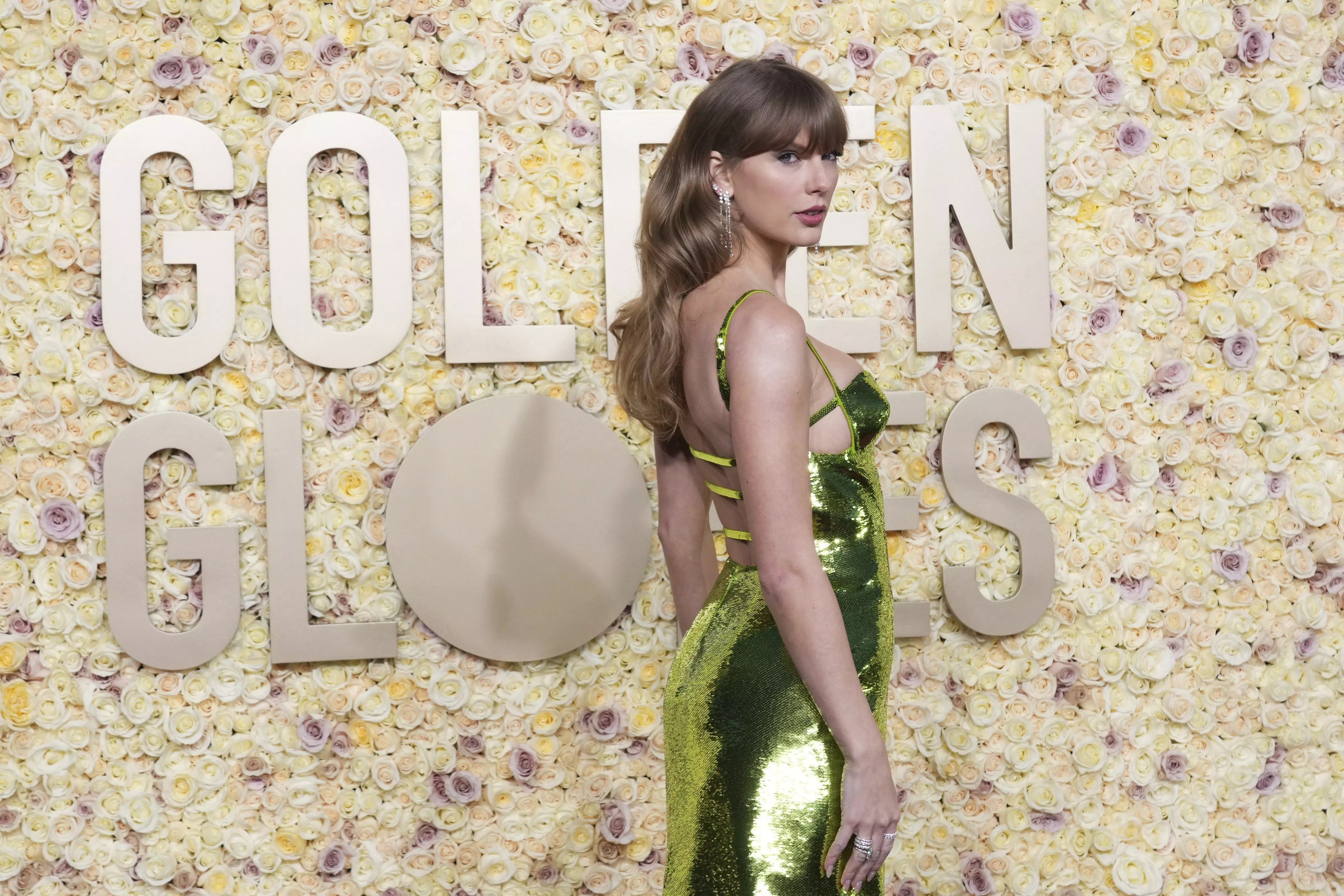 2024 Golden Globes fashion Taylor Swift stuns in shimmery green