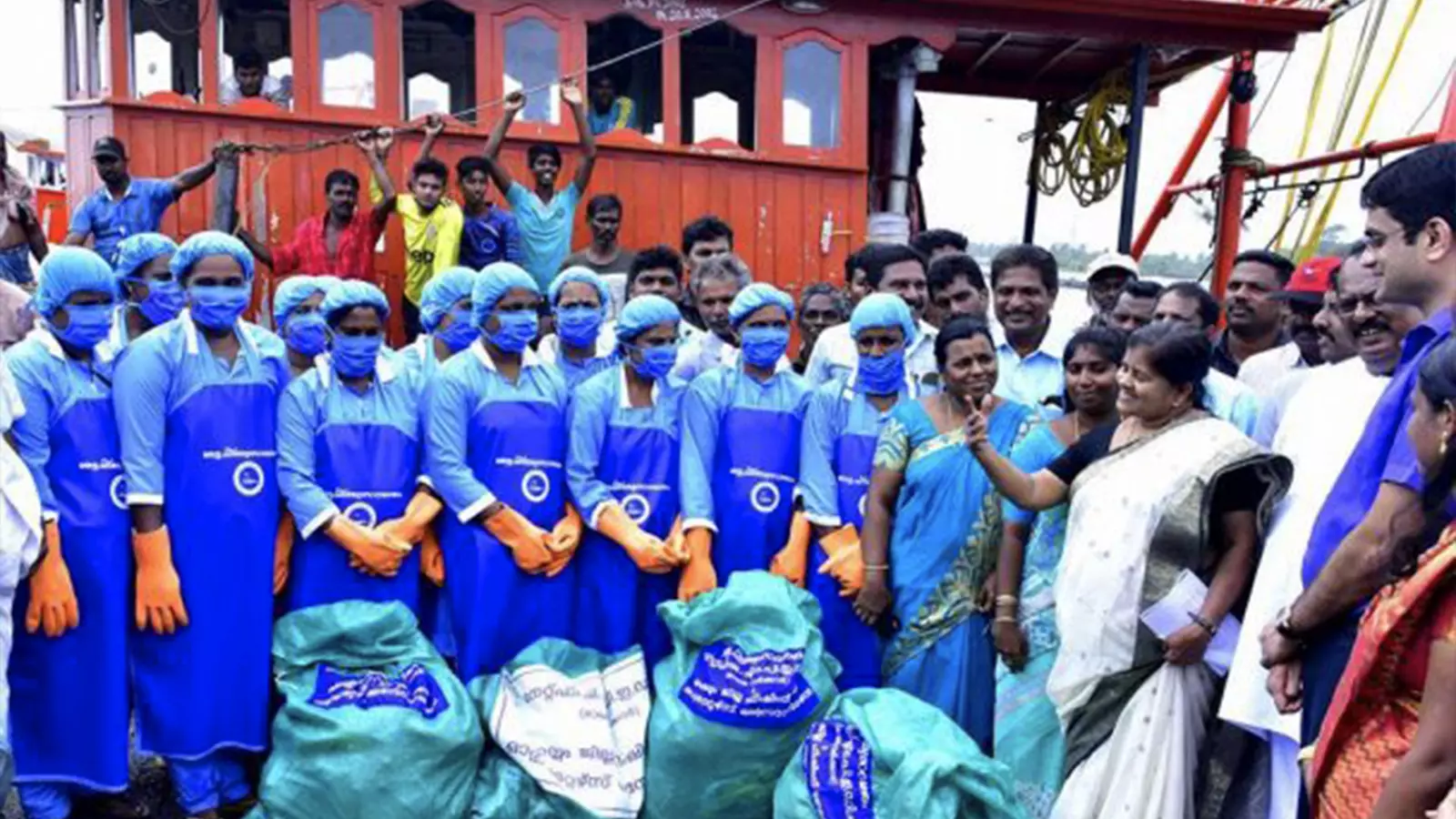 Former Minister and CPI(M) leader Mercy Kutty Amma with Suchitwa Sagaram workers.