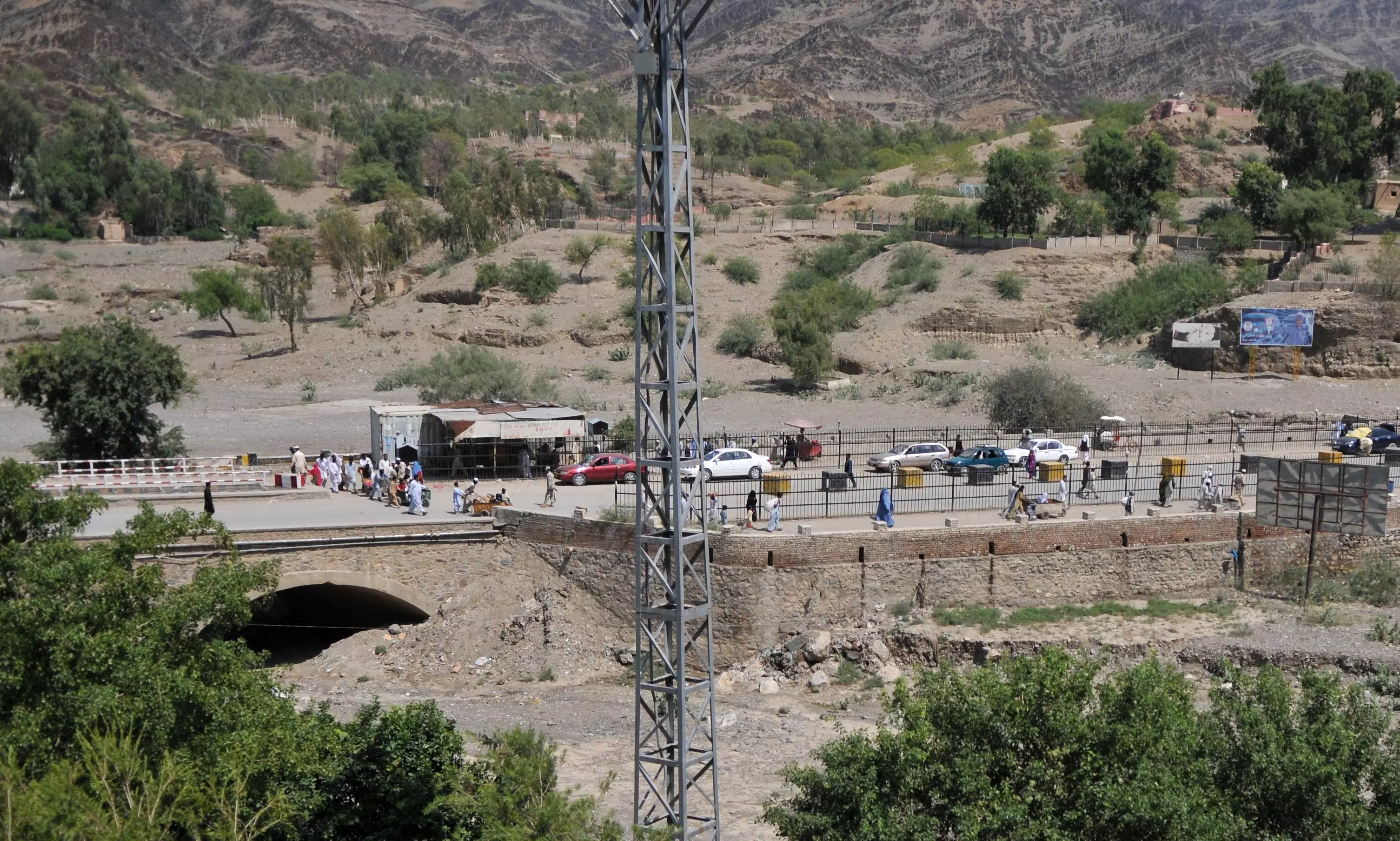 Pakistan effectively closes vital crossing into Afghanistan for truck drivers