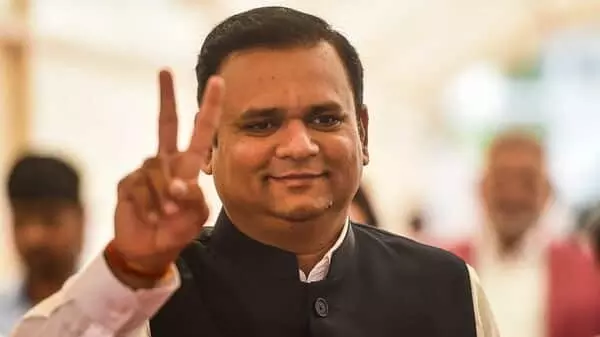 Rahul Narwekar, Maharashtra assembly speaker, disqualification of 16 MLAs