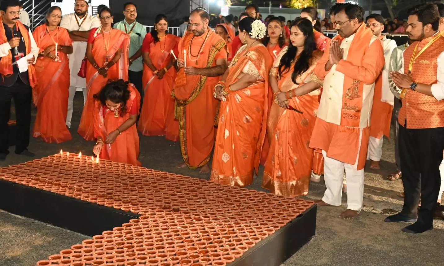 Maharashtra: Diyas lit up in Chandrapur in shape of words Siyavar Ramchandra Ki Jai