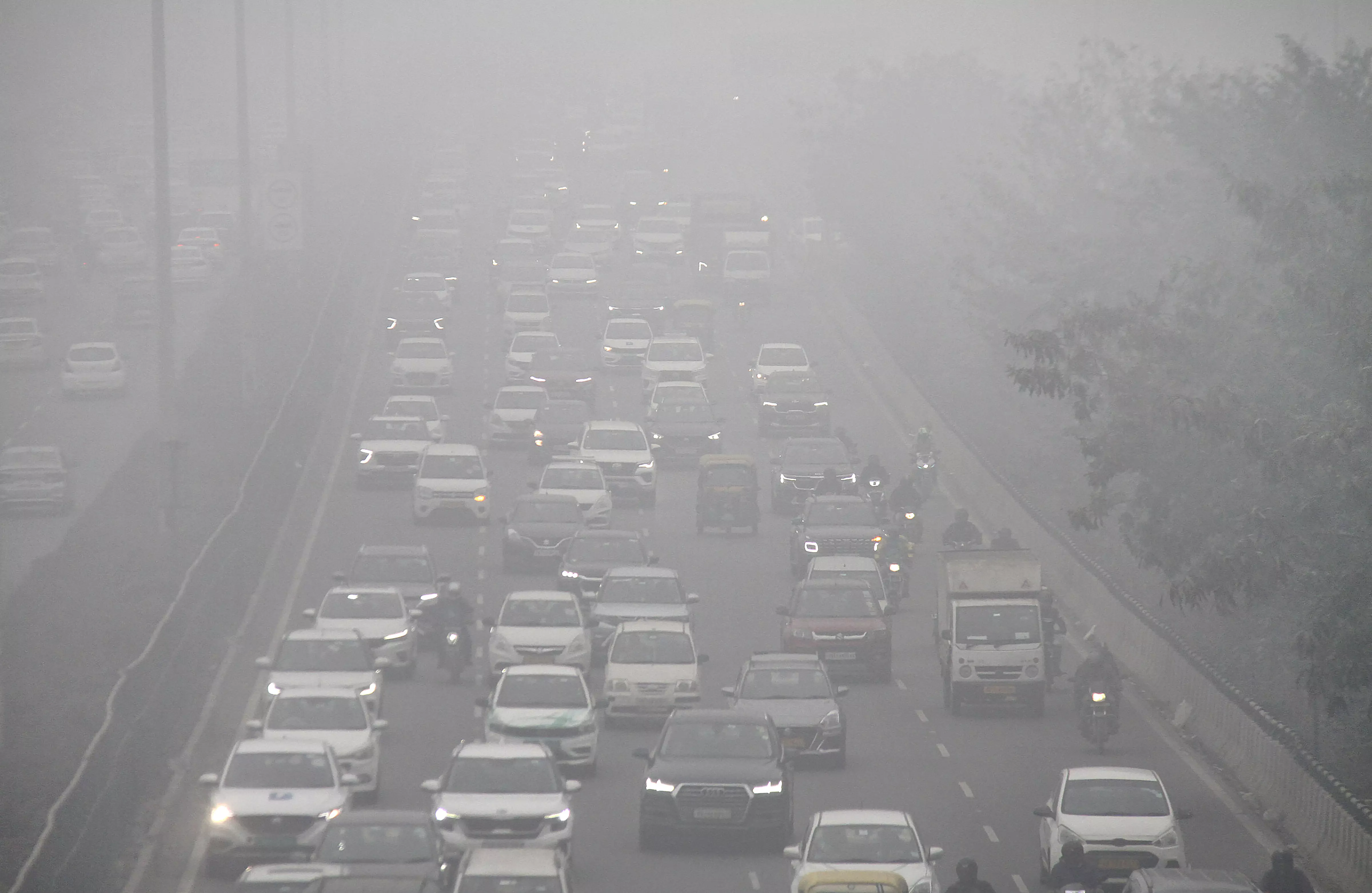 Delhis temperature dips to 4.8 degrees Celsius, orange alert issued for dense fog