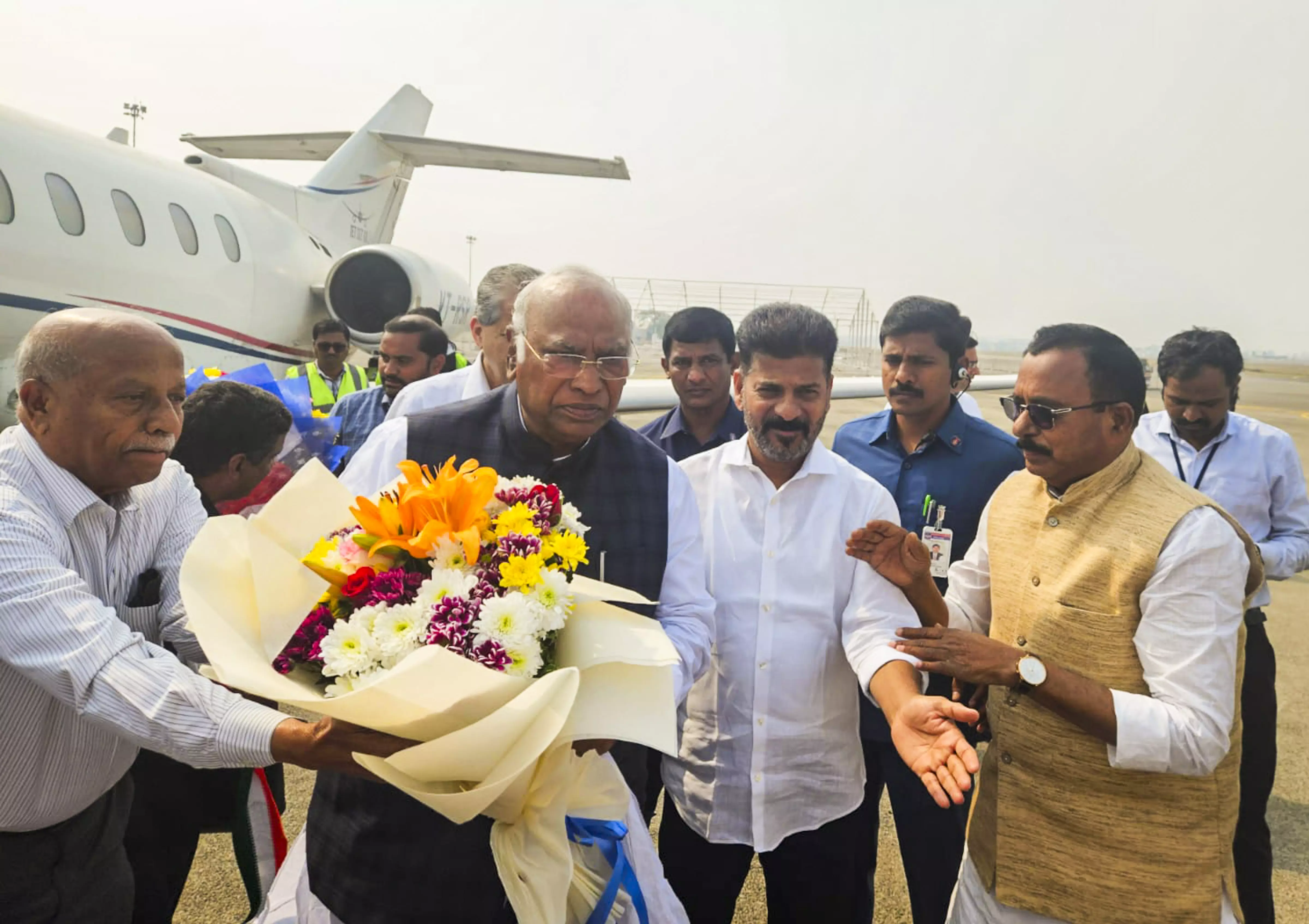 Peoples stomach cant be filled by showing Gods picture: Kharge