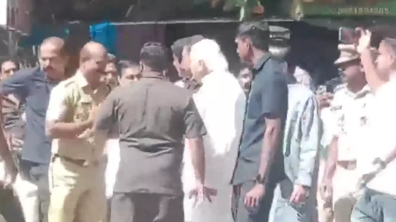 Kerala Guv stages ‘wayside protest’ as SFI members wave black flags