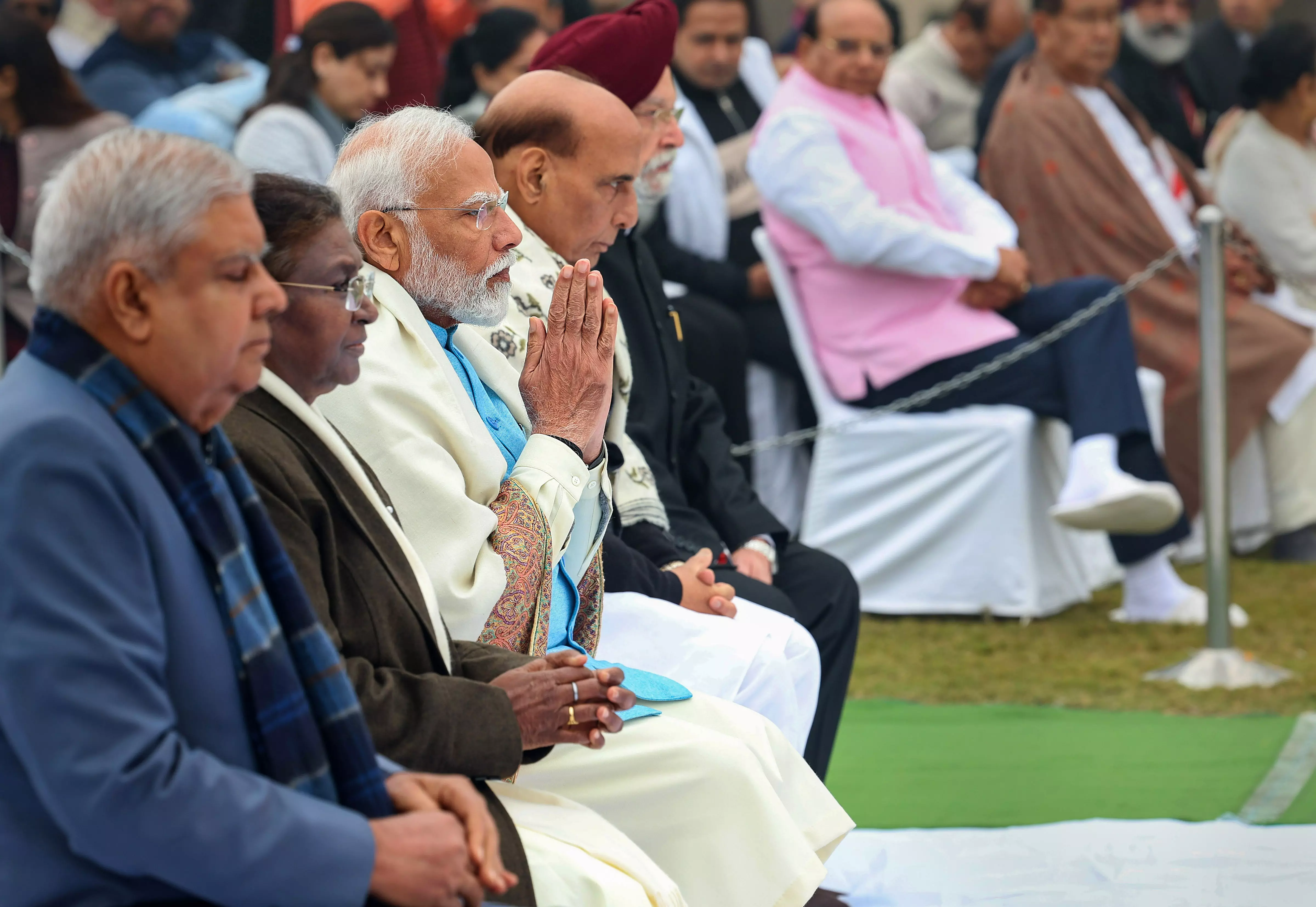 President Murmu, PM Modi pay floral tributes to the Mahatma on death anniversary