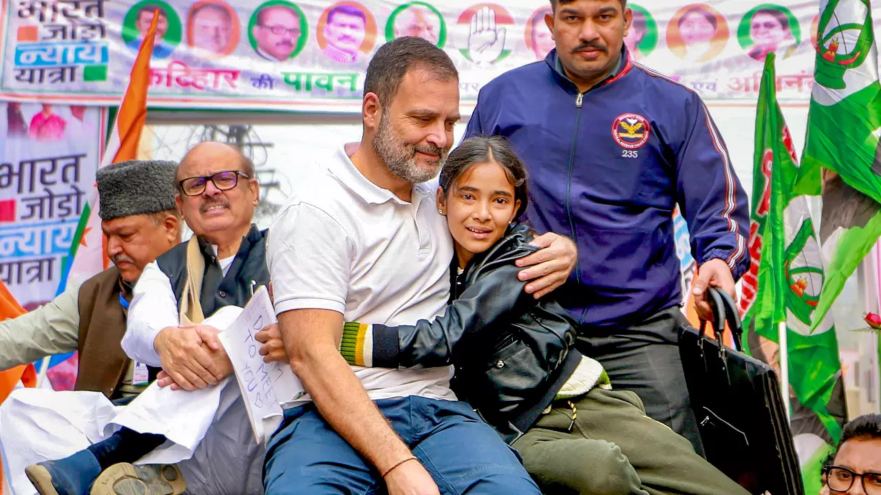 Rahul Gandhis car pelted with stones as yatra enters Bengal