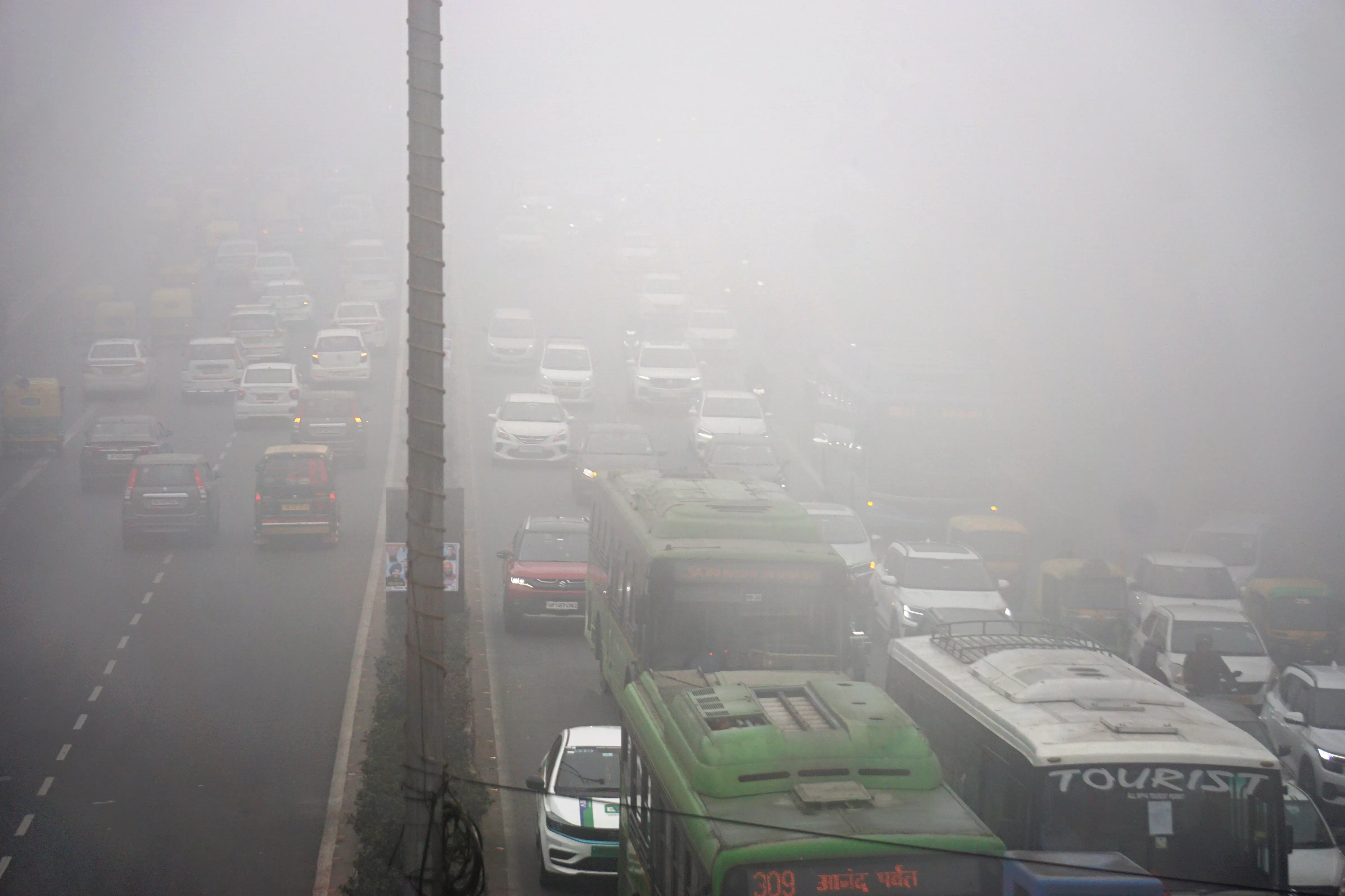 Delhi: Dense fog hampers flight, train operations; light rain likely