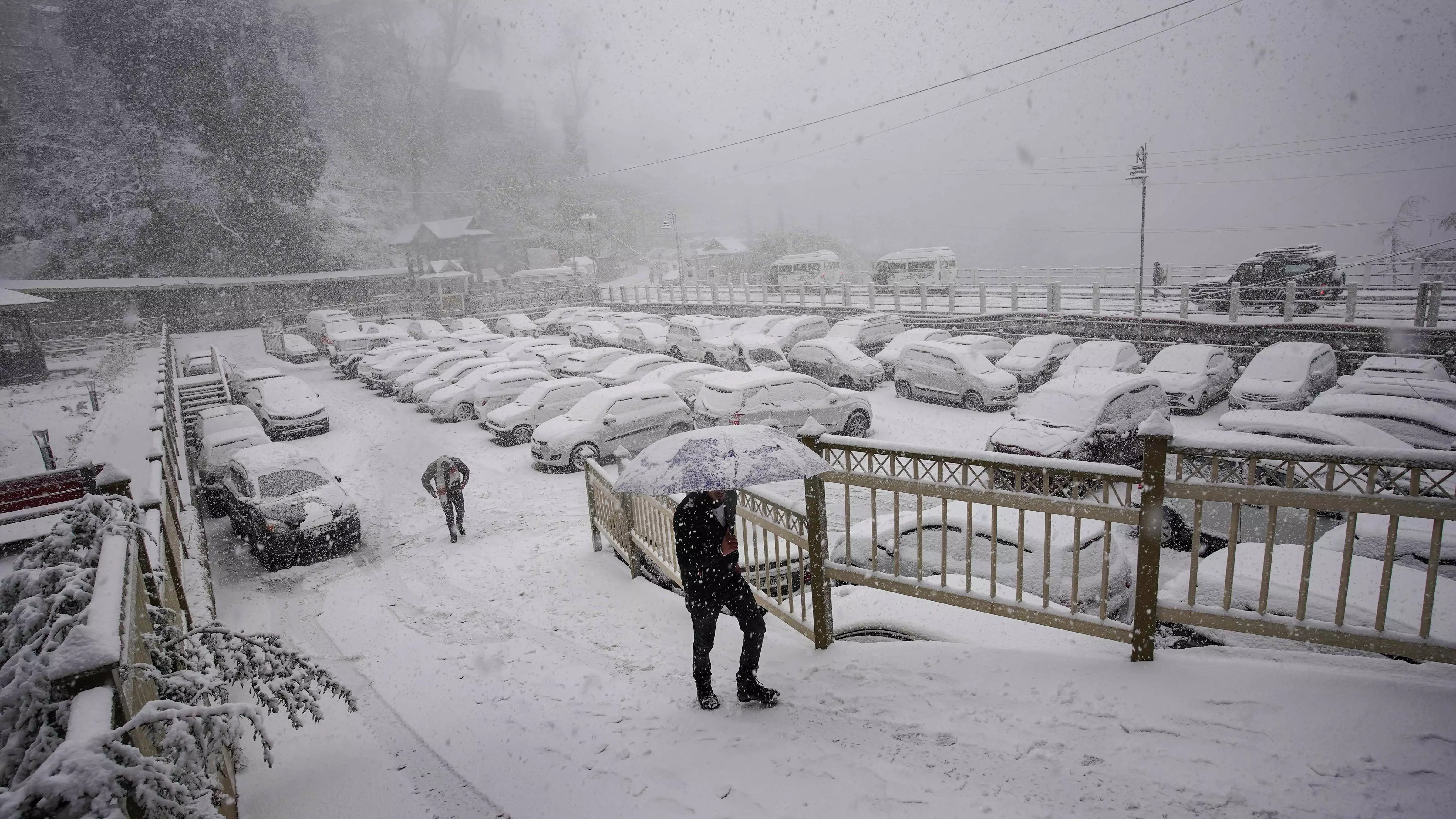 Snowfall, chilling cold disrupts life in higher hills of Himachal, 475 roads blocked