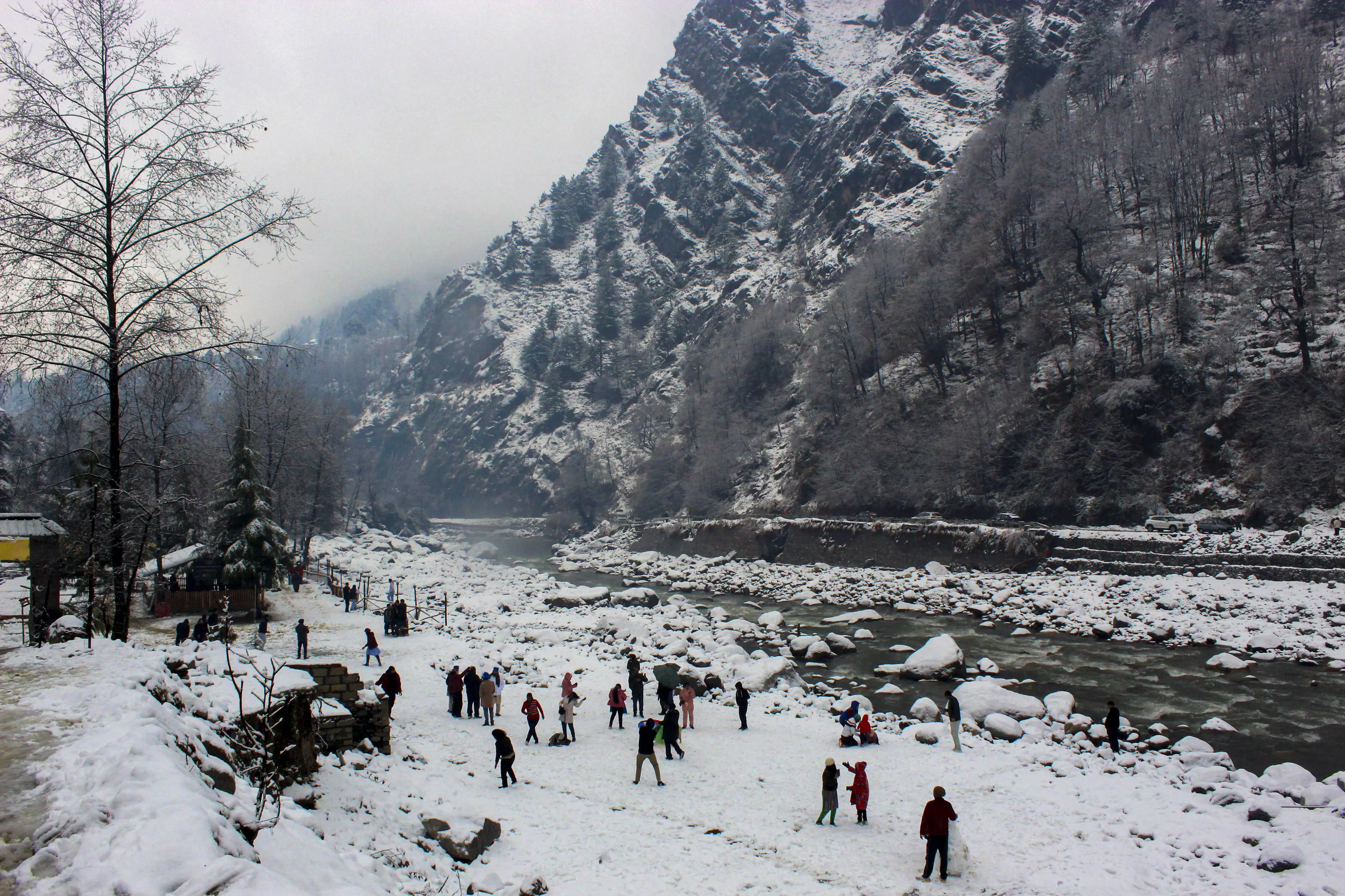 Snowfall, rains continue in Himachal; 4 NH among 645 roads closed