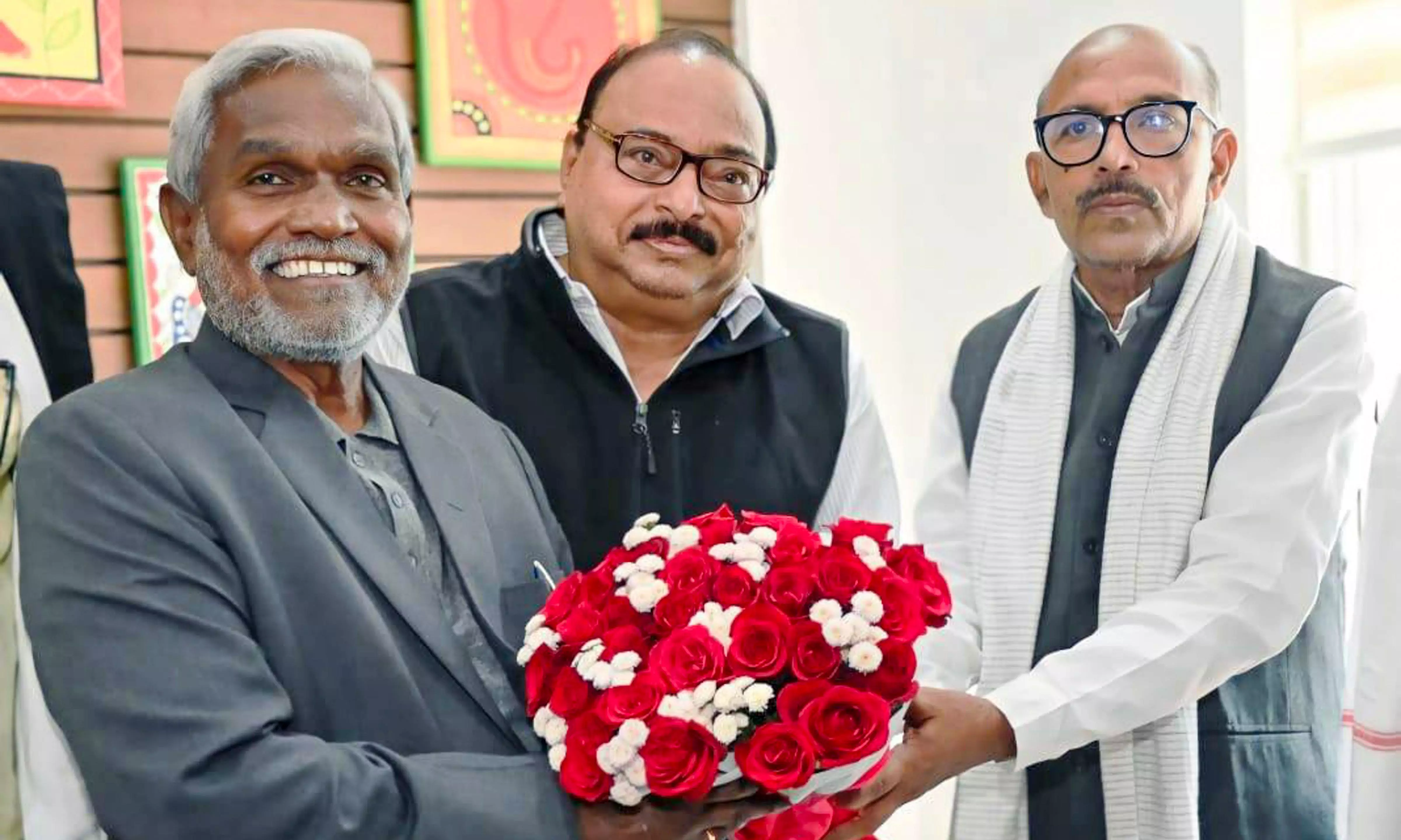 Jharkhand Assembly Speaker Rabindra Nath Mahato (R) welcomes Jharkhand Chief Minister Champai Soren (L) at the Assembly in Ranchi. Photo: PTI