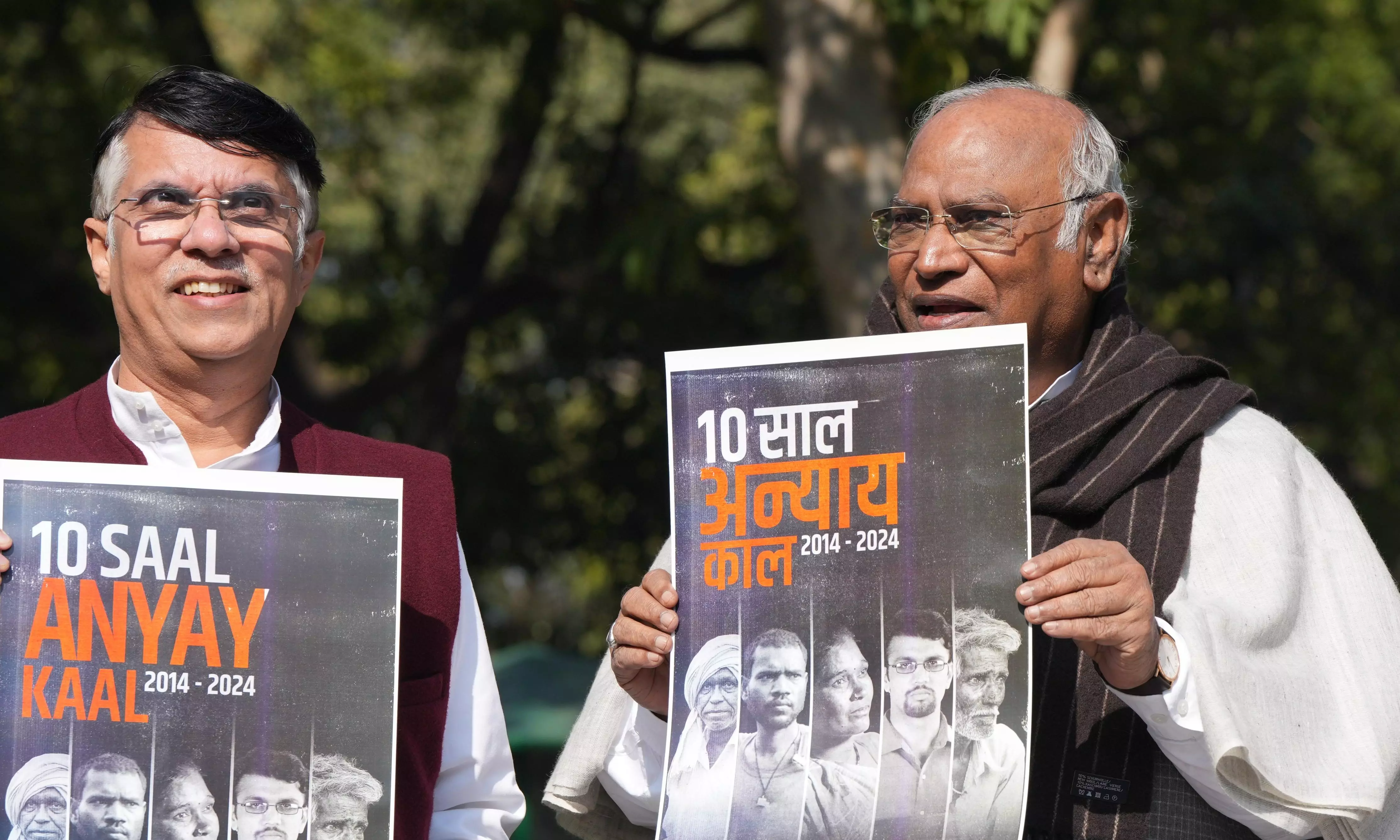 Mallikarjun Kharge and Pawan Khera with Congress black paper